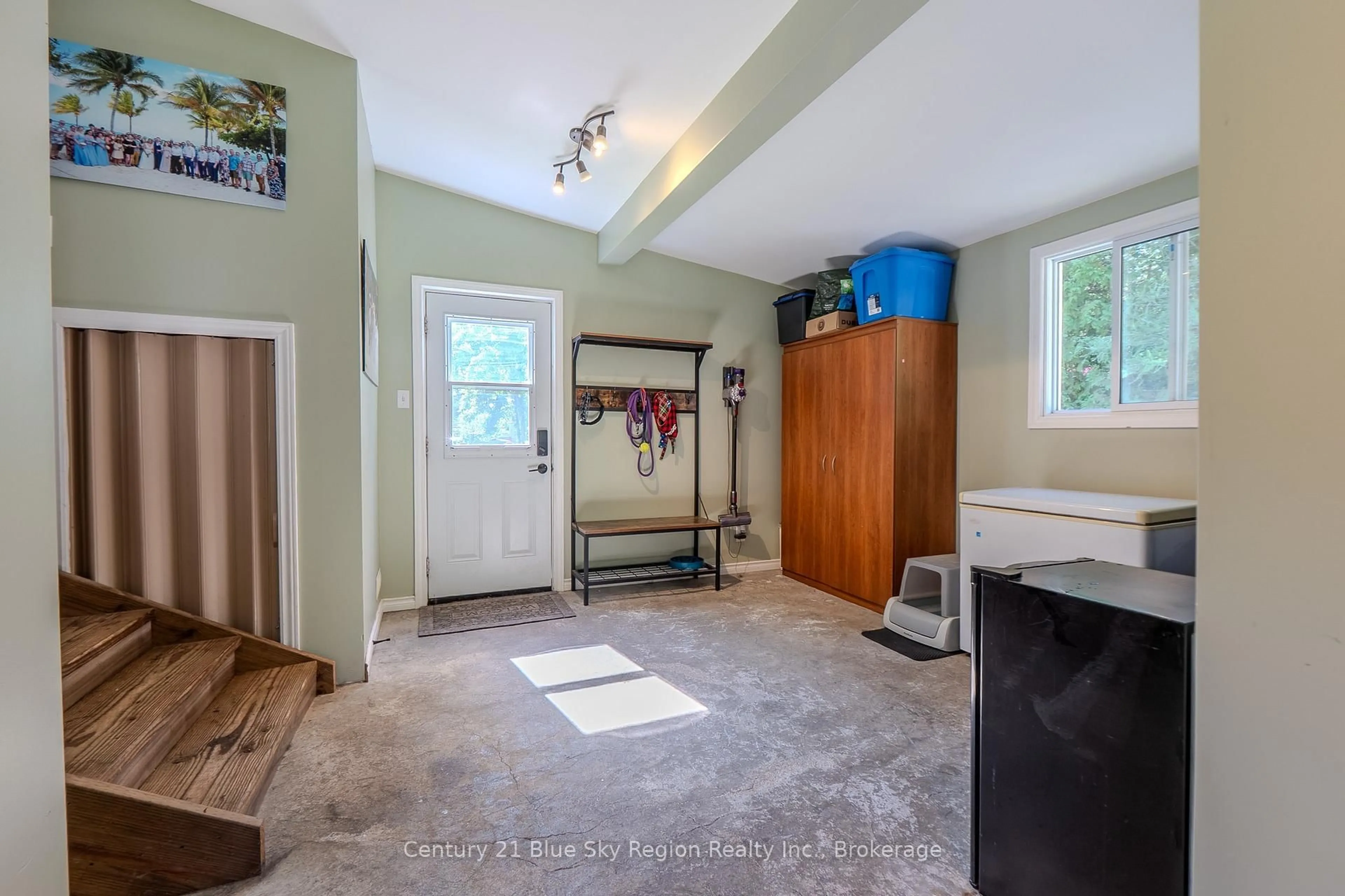 Indoor entryway for 1004 Jocko Point Rd, North Bay Ontario P1B 8G5