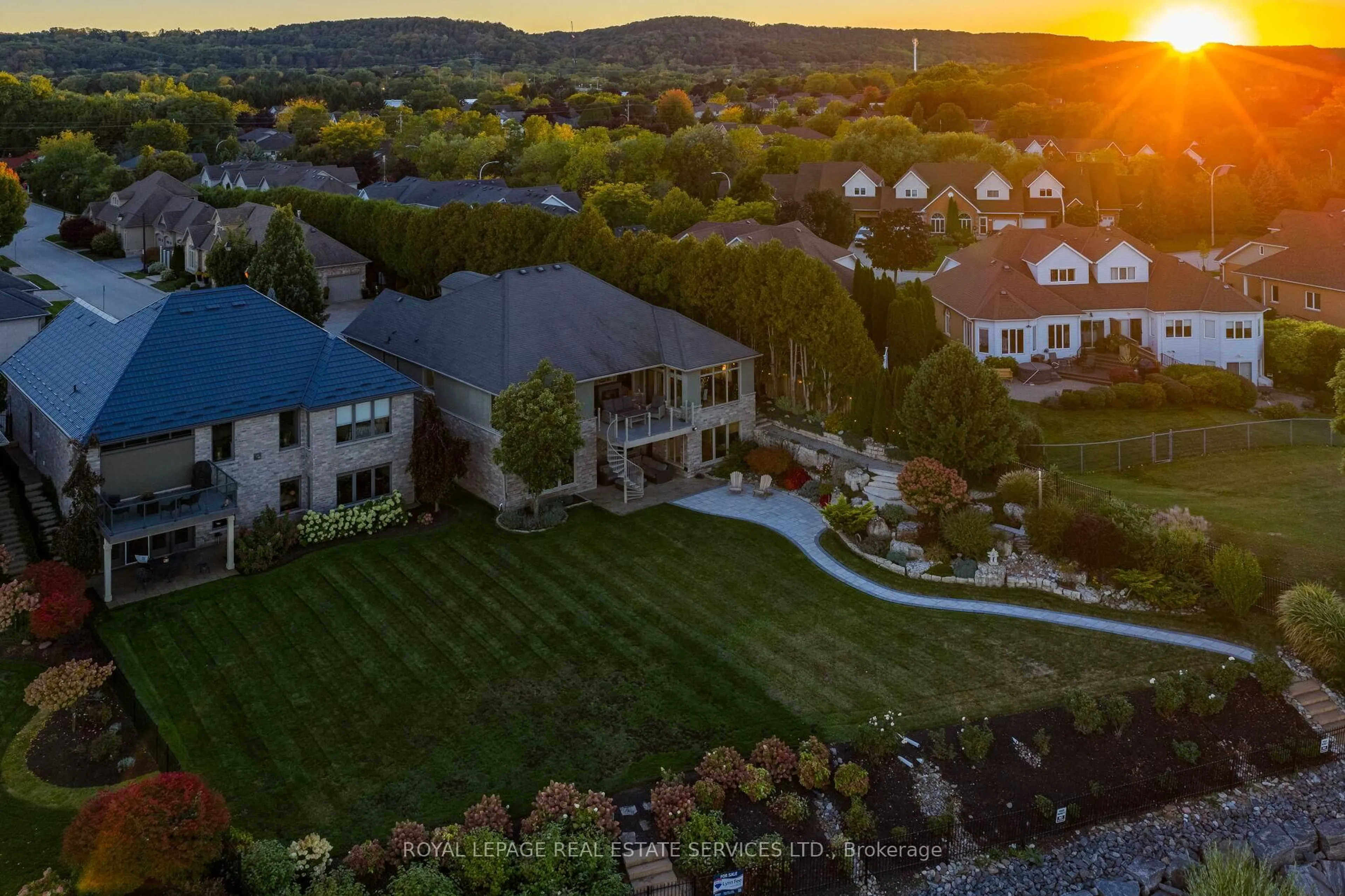 A pic from outside/outdoor area/front of a property/back of a property/a pic from drone, mountain view for 61 Lake St #3, Grimsby Ontario L3M 2G6