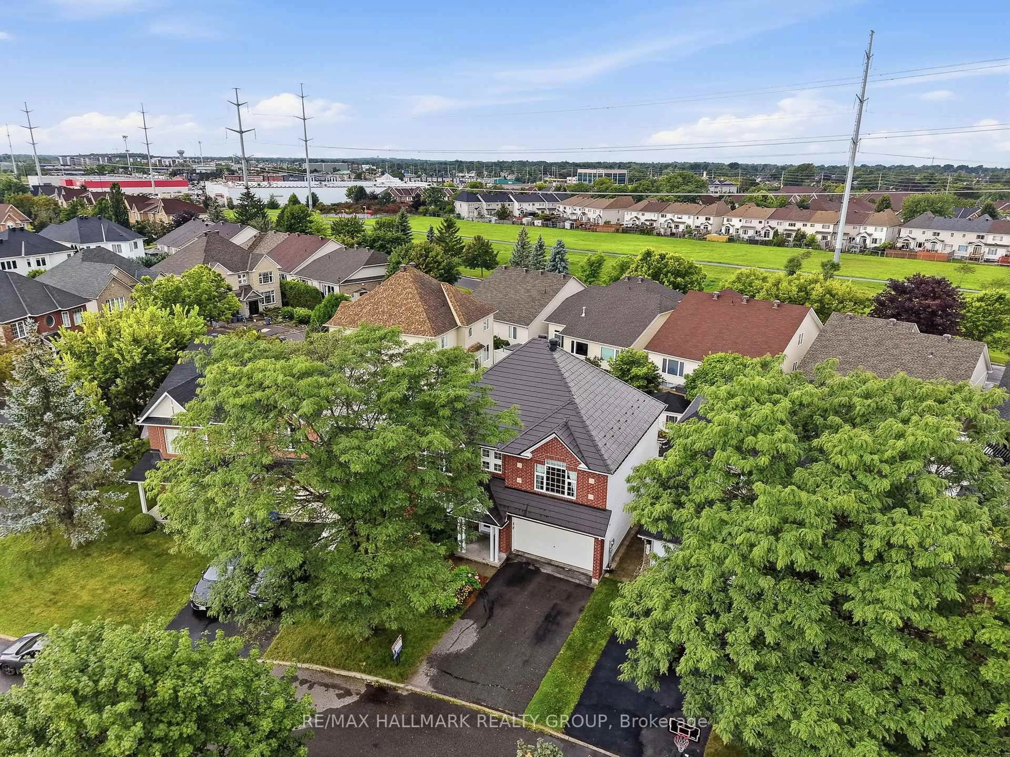 A pic from outside/outdoor area/front of a property/back of a property/a pic from drone, city buildings view from balcony for 563 EVANGELINE St, Ottawa Ontario K4A 4G4