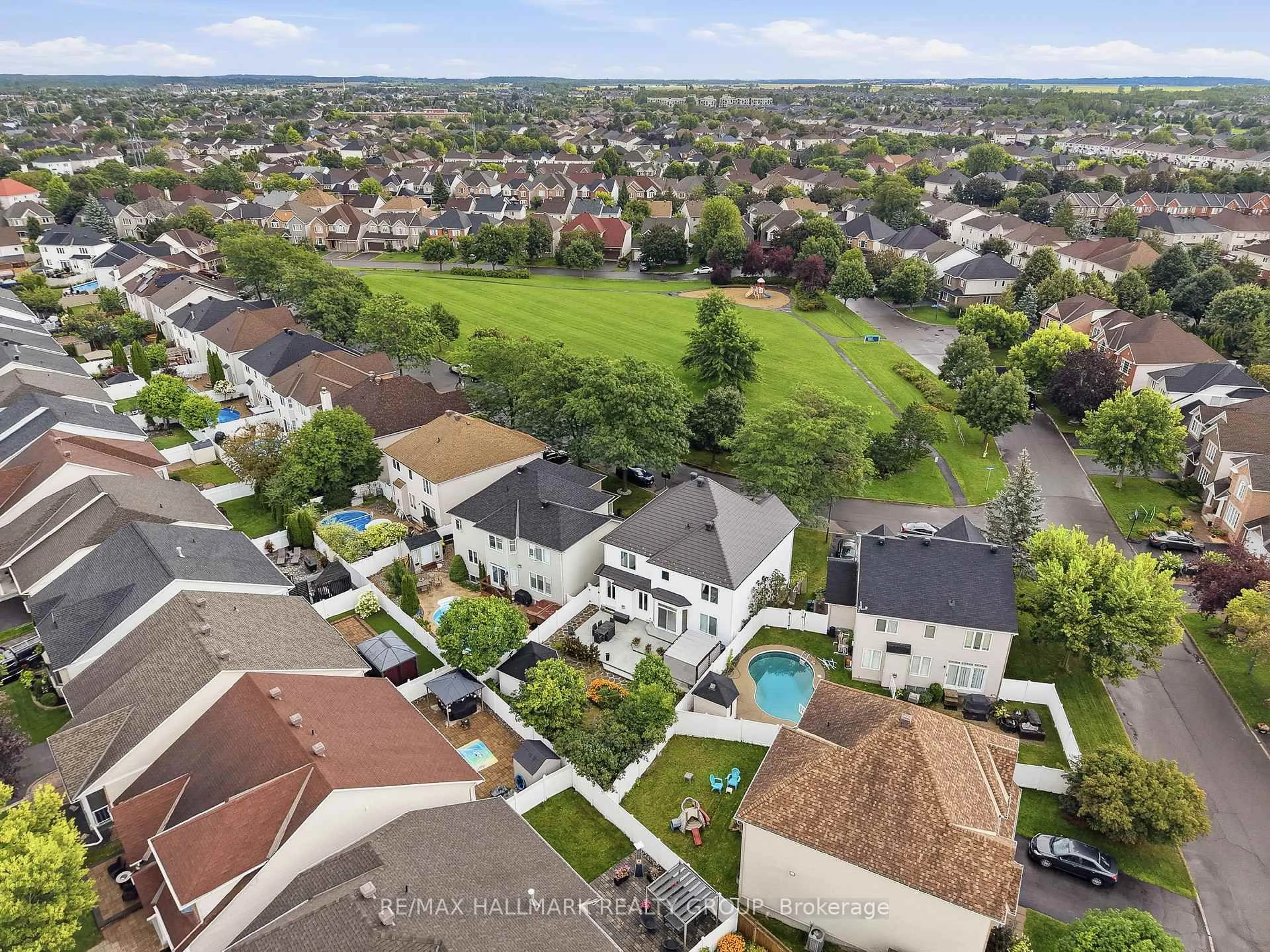 A pic from outside/outdoor area/front of a property/back of a property/a pic from drone, street for 563 EVANGELINE St, Ottawa Ontario K4A 4G4