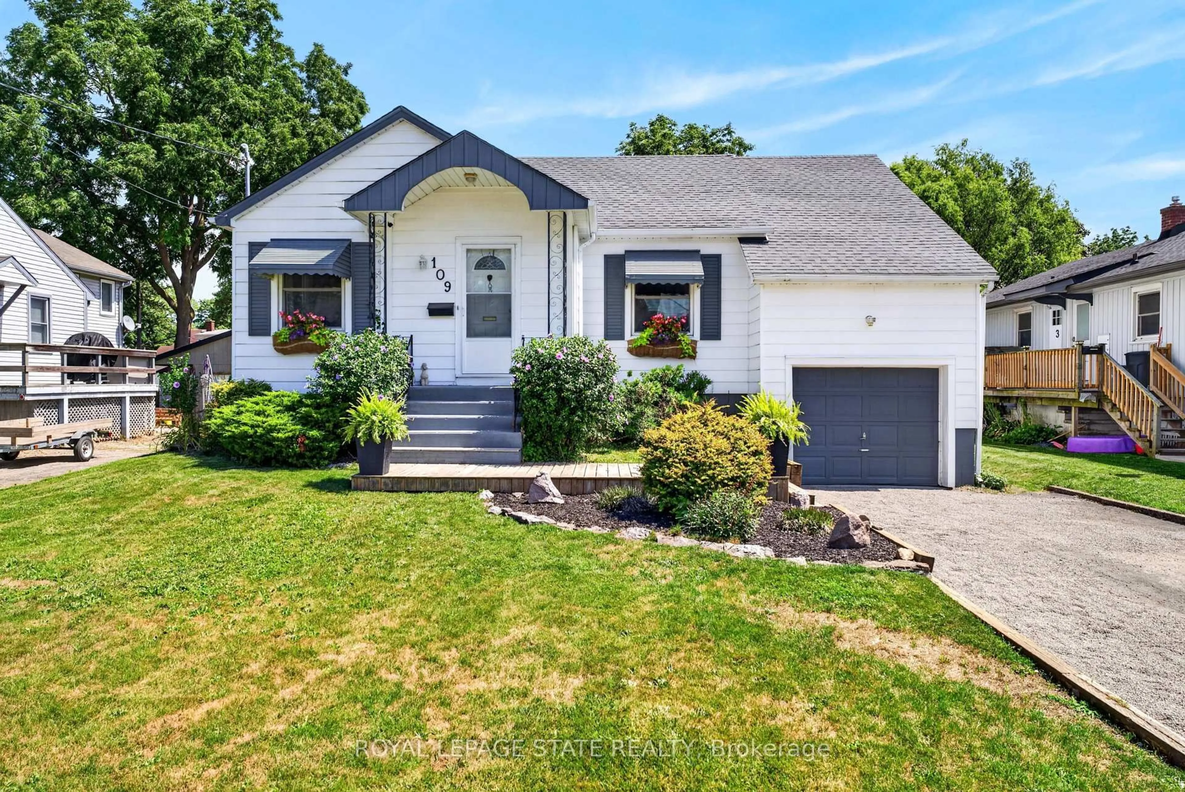 Home with vinyl exterior material, street for 109 Linwood Ave, Port Colborne Ontario L3K 5J8