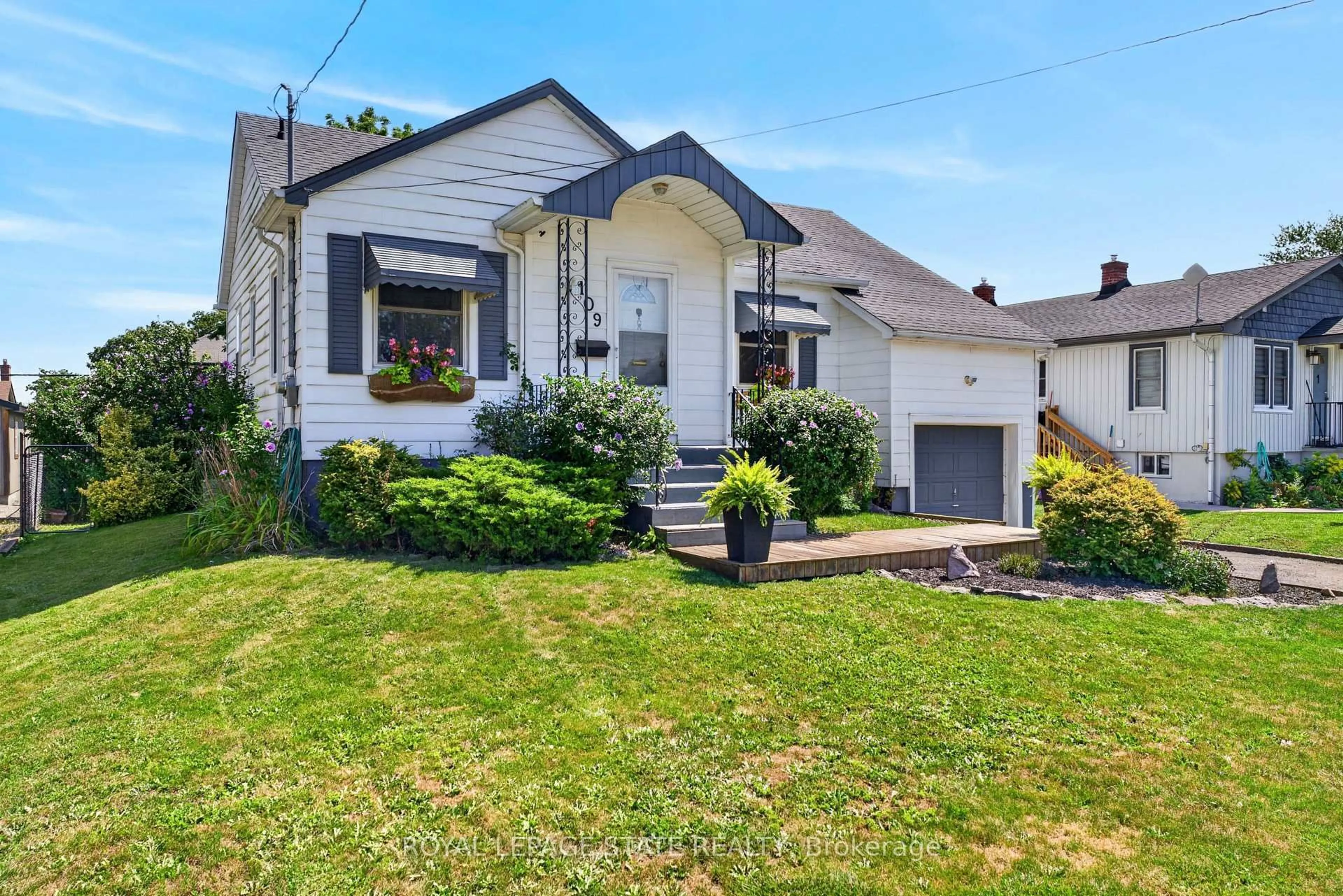 Home with vinyl exterior material, street for 109 Linwood Ave, Port Colborne Ontario L3K 5J8