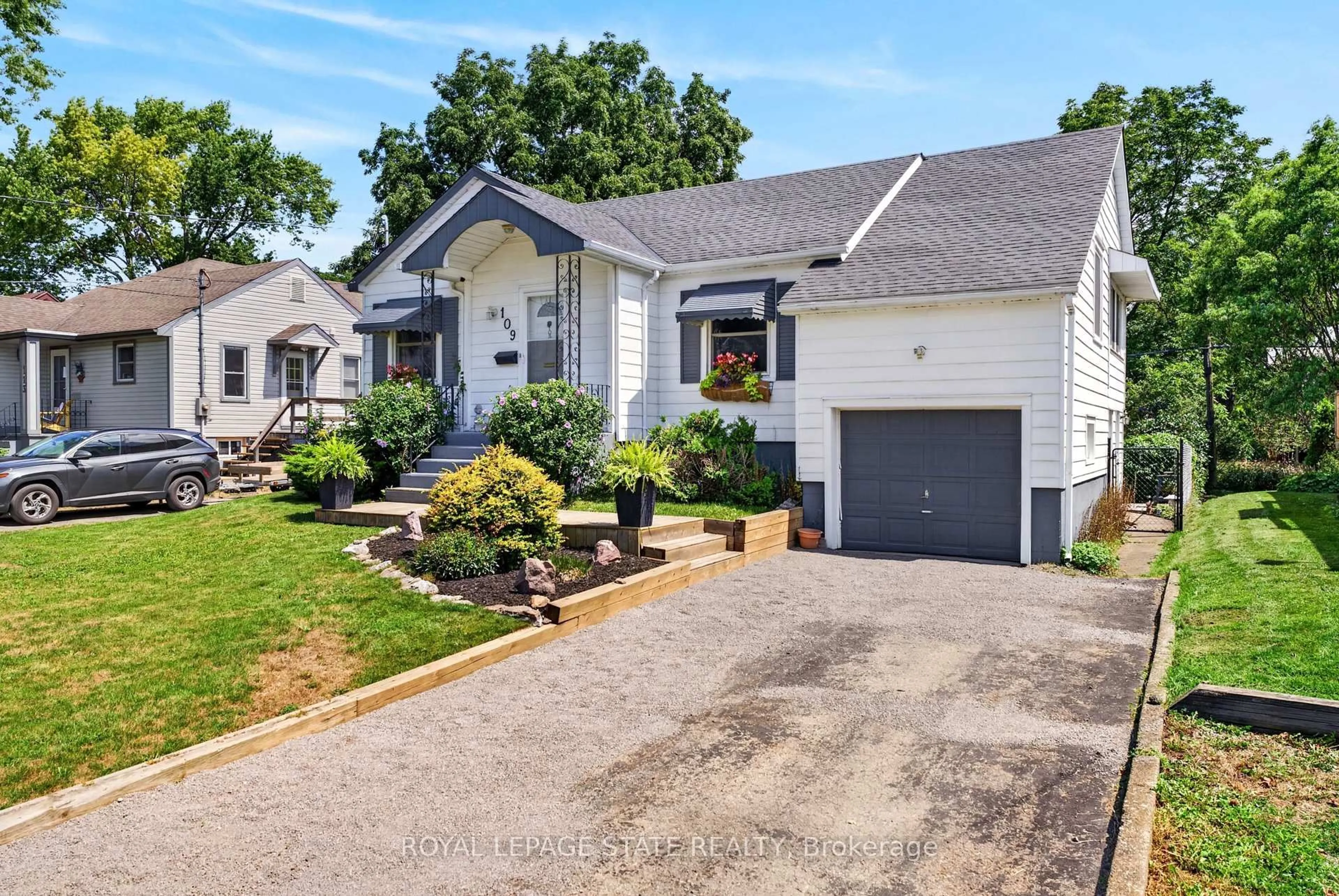 Home with vinyl exterior material, street for 109 Linwood Ave, Port Colborne Ontario L3K 5J8