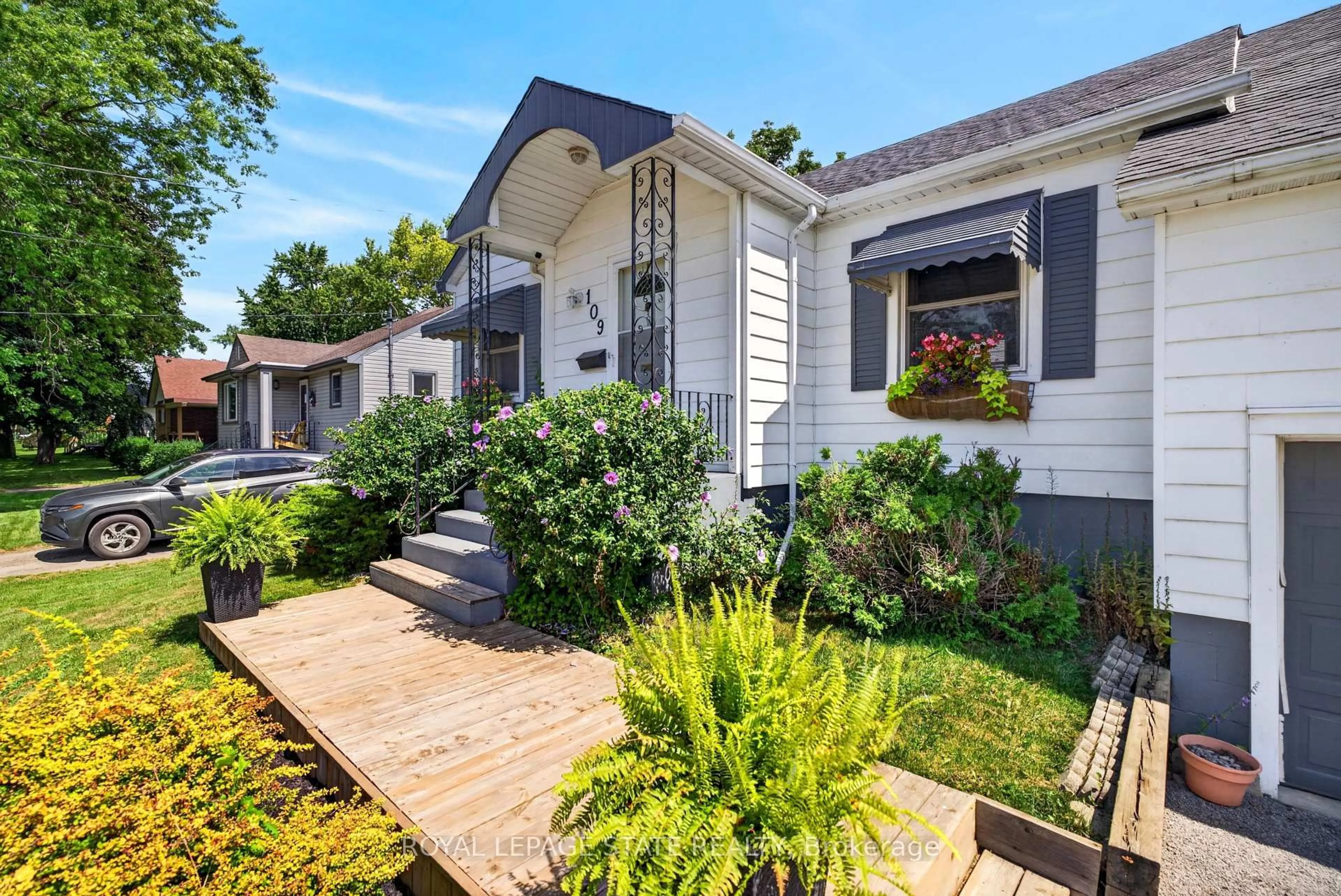Home with vinyl exterior material, street for 109 Linwood Ave, Port Colborne Ontario L3K 5J8