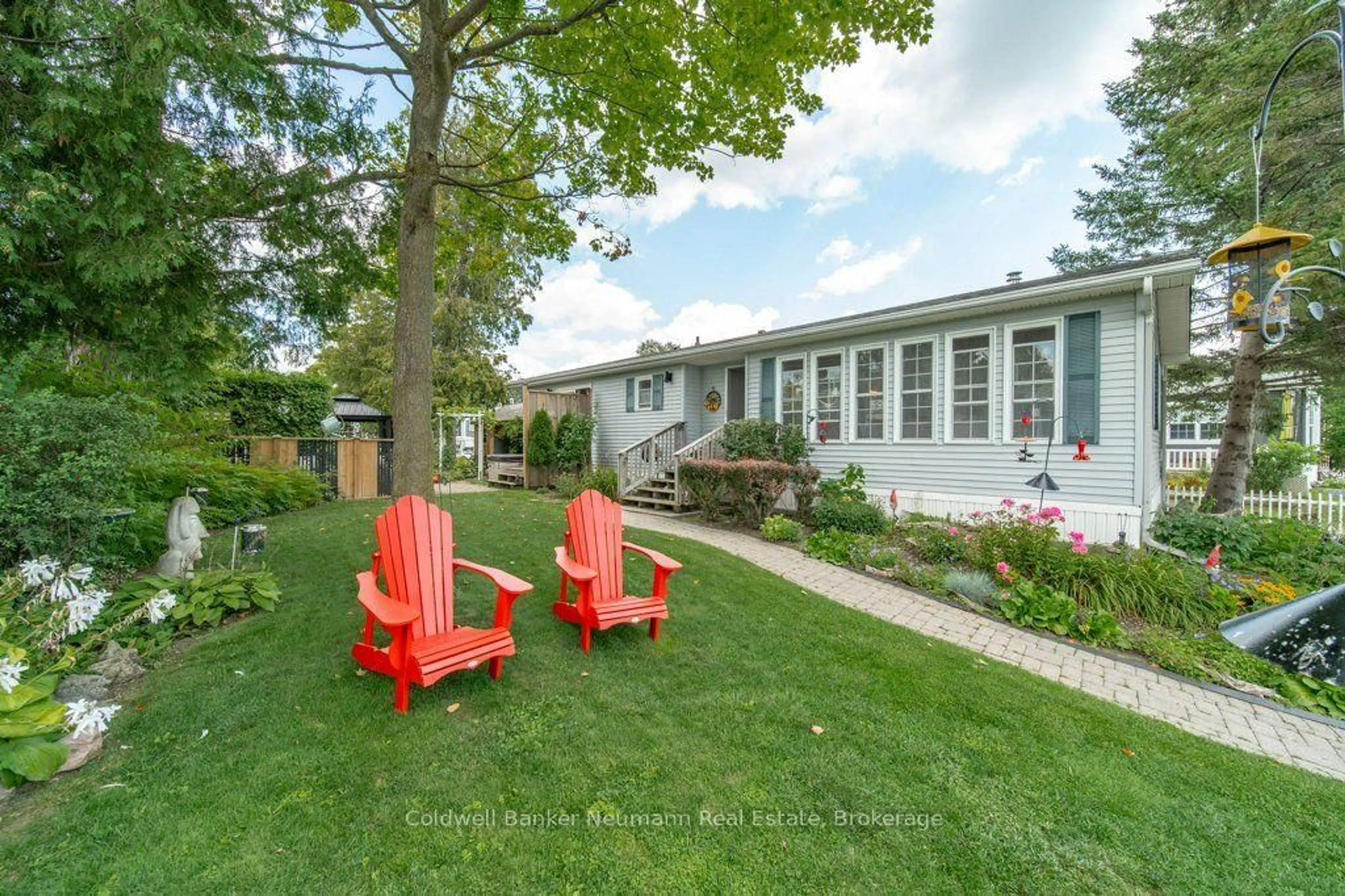 Patio, street for 41 Trillium Beach Drive Pvt Dr, Puslinch Ontario N0B 2J0