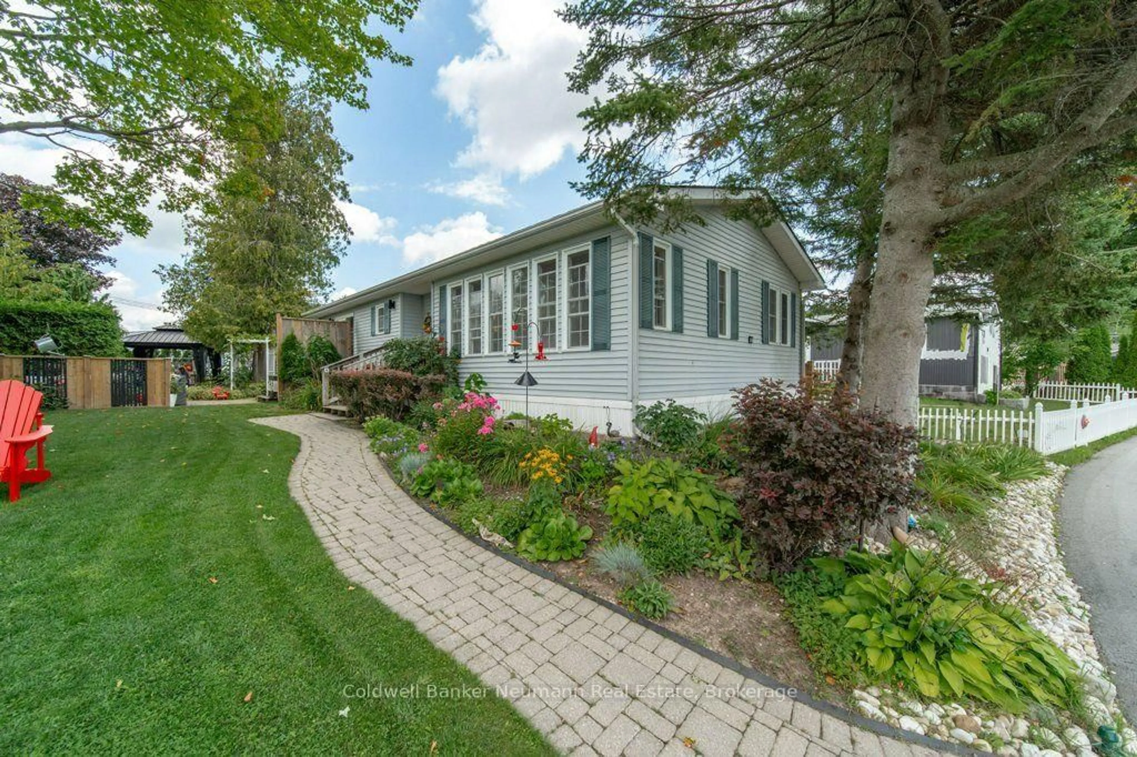 Patio, street for 41 Trillium Beach Drive Pvt Dr, Puslinch Ontario N0B 2J0