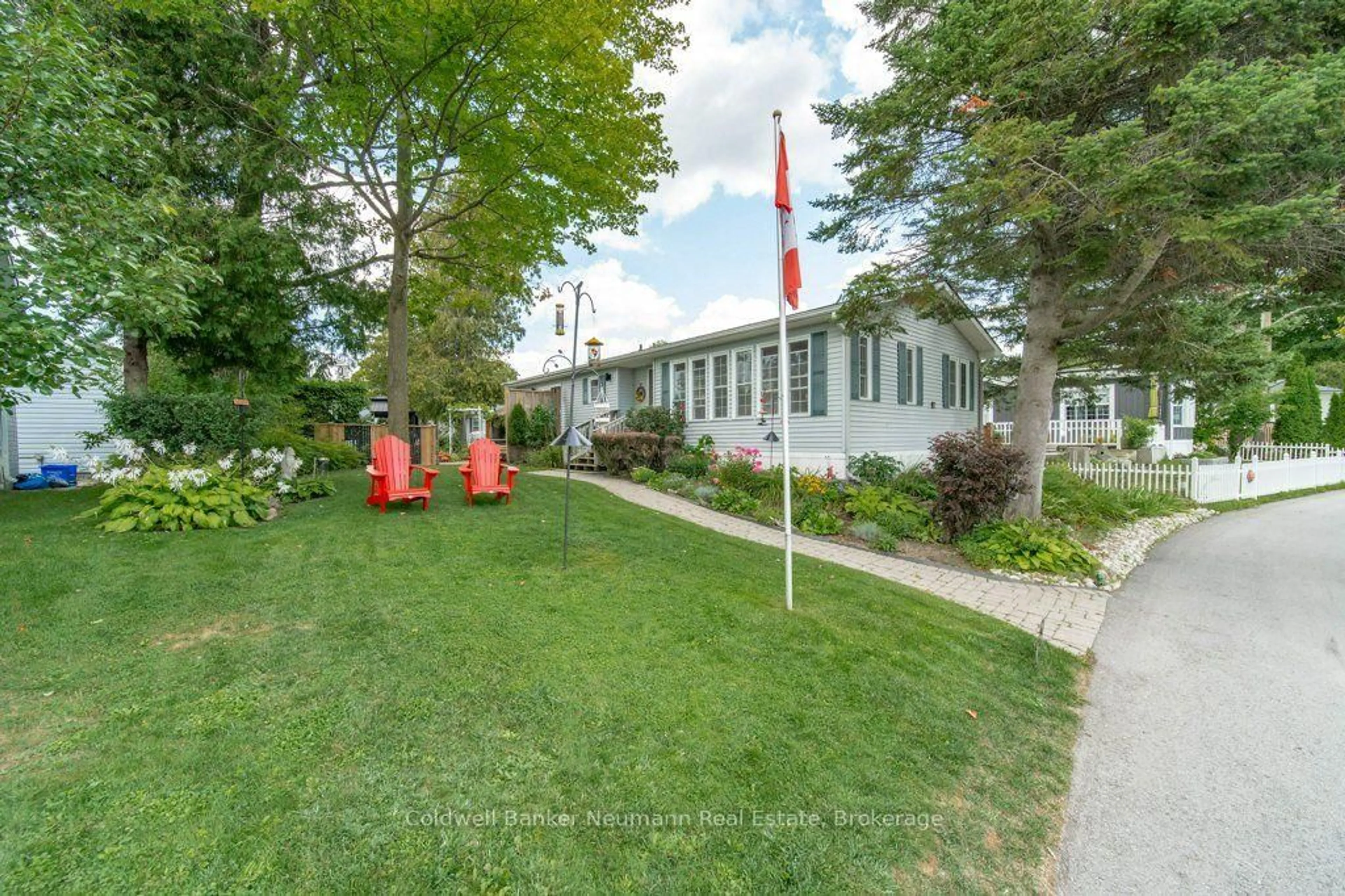Patio, street for 41 Trillium Beach Drive Pvt Dr, Puslinch Ontario N0B 2J0