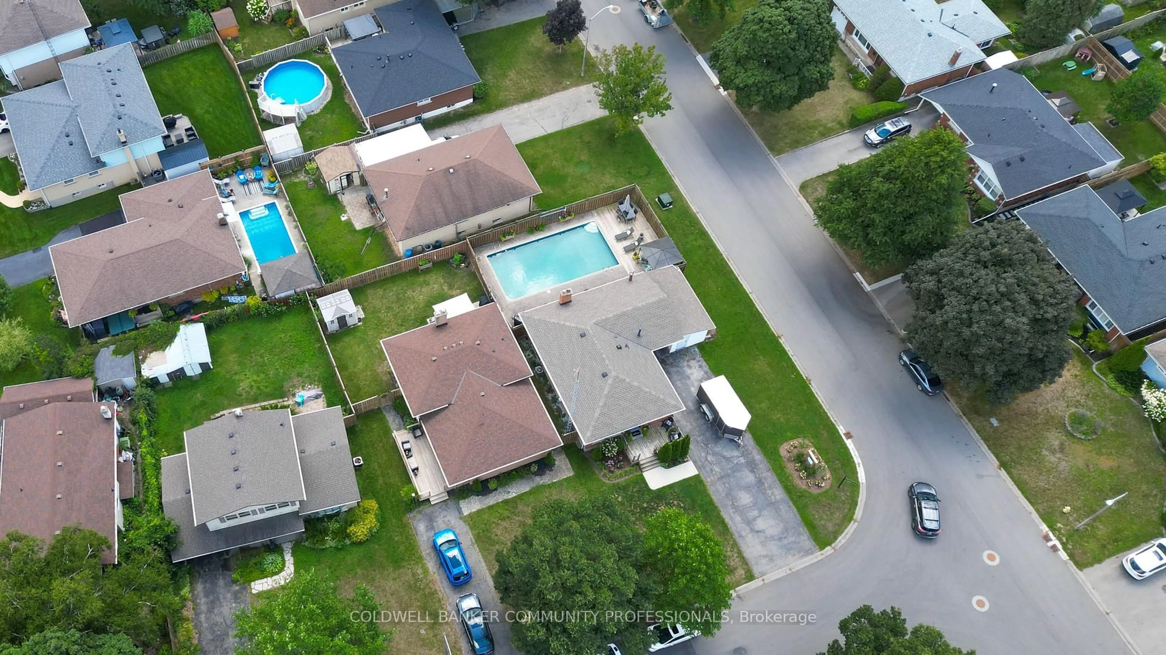 A pic from outside/outdoor area/front of a property/back of a property/a pic from drone, street for 2 Allanton Blvd, Brantford Ontario N3R 3B9