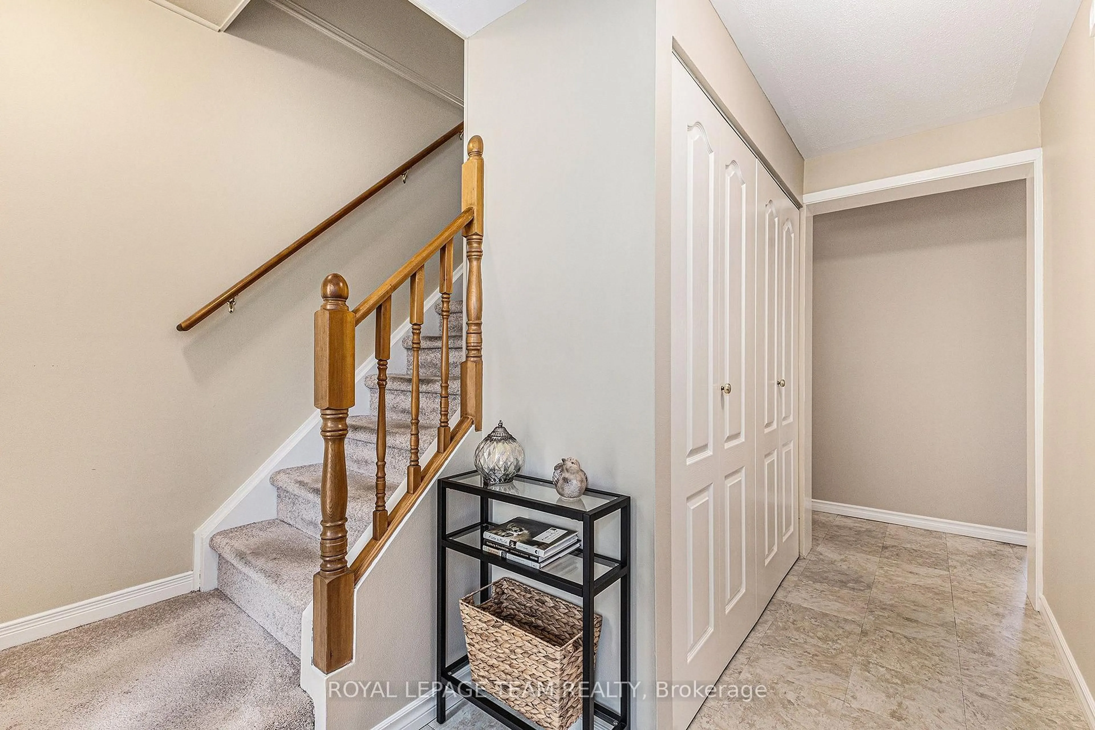 Indoor entryway for 23 CHANONHOUSE Dr, Richmond Ontario K0A 2Z0