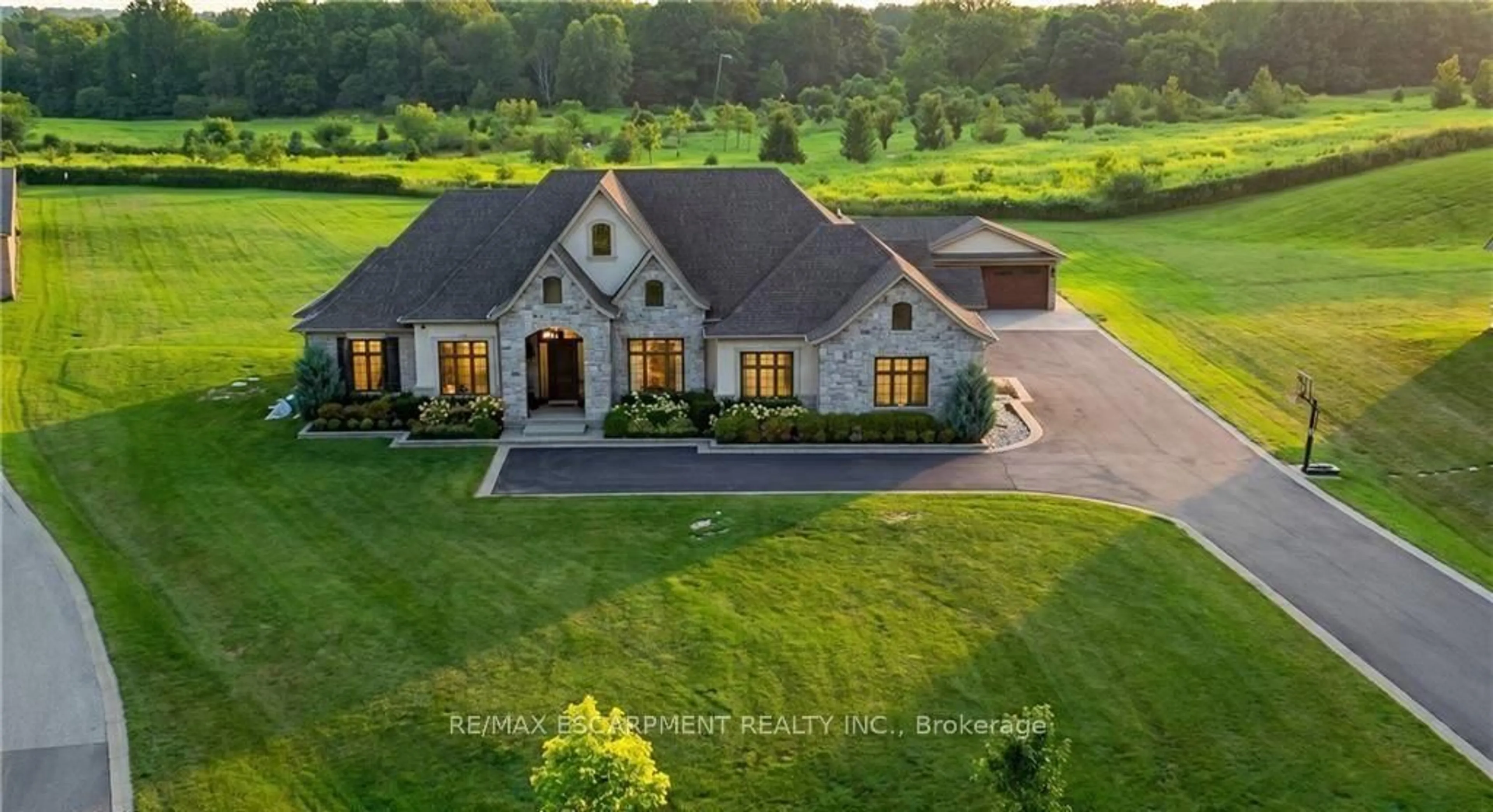 A pic from outside/outdoor area/front of a property/back of a property/a pic from drone, unknown for 55 Tews Lane, Hamilton Ontario L9H 7N4