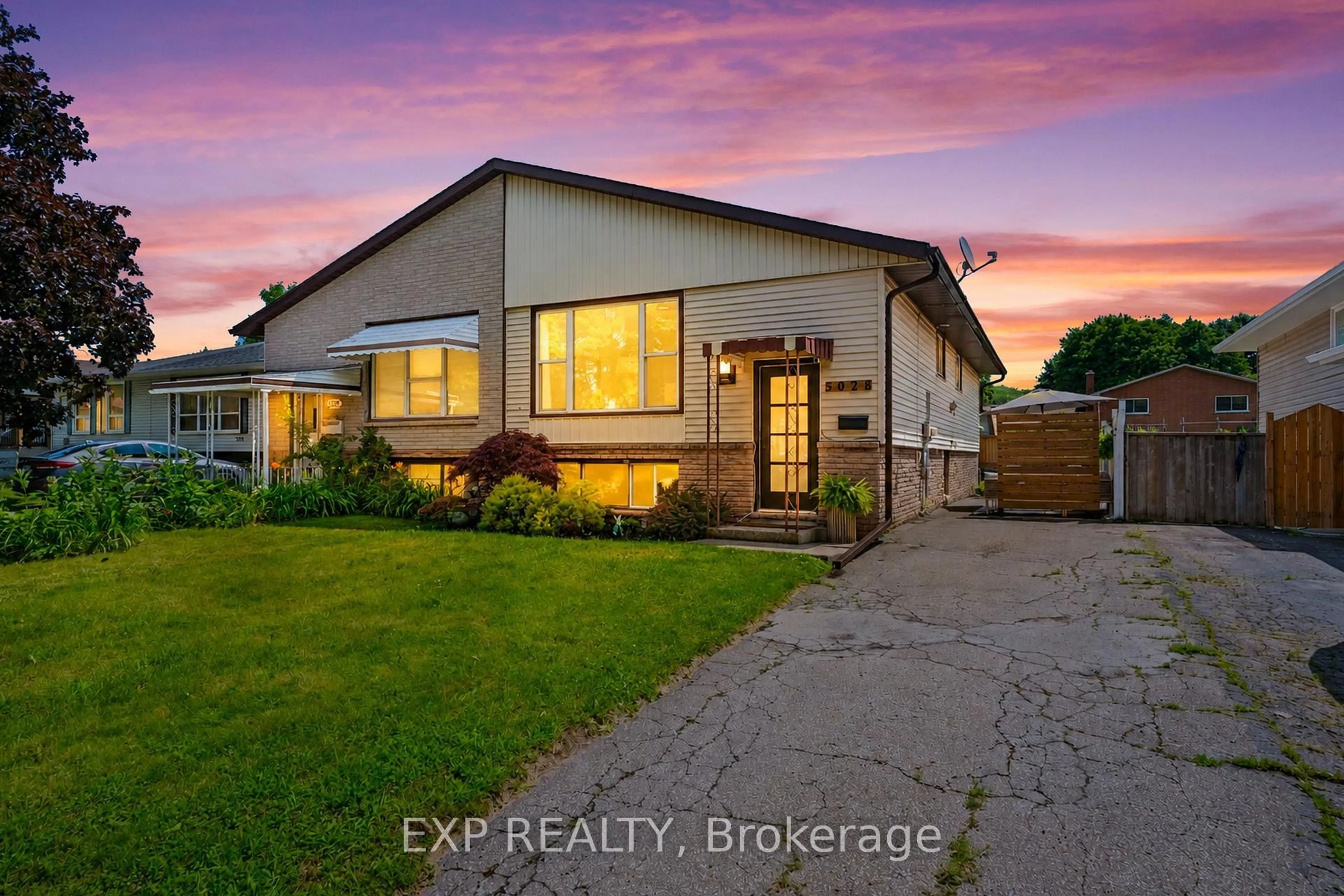 A pic from outside/outdoor area/front of a property/back of a property/a pic from drone, street for 5028 Gage Crt, Niagara Falls Ontario L2E 7B5