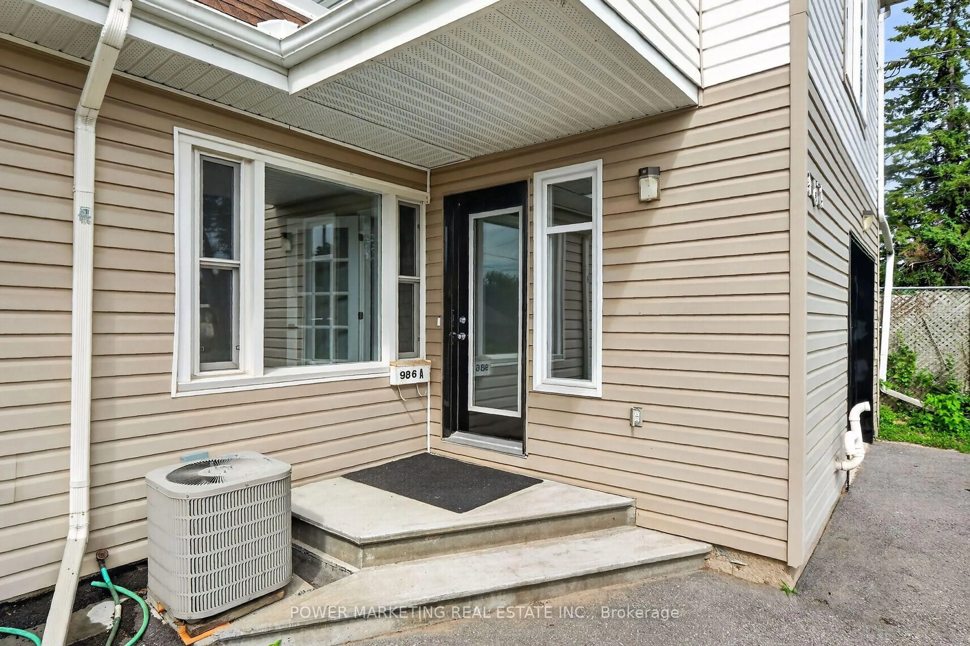 Indoor entryway for 986 LAPORTE St, Gloucester Ontario K1J 7B4