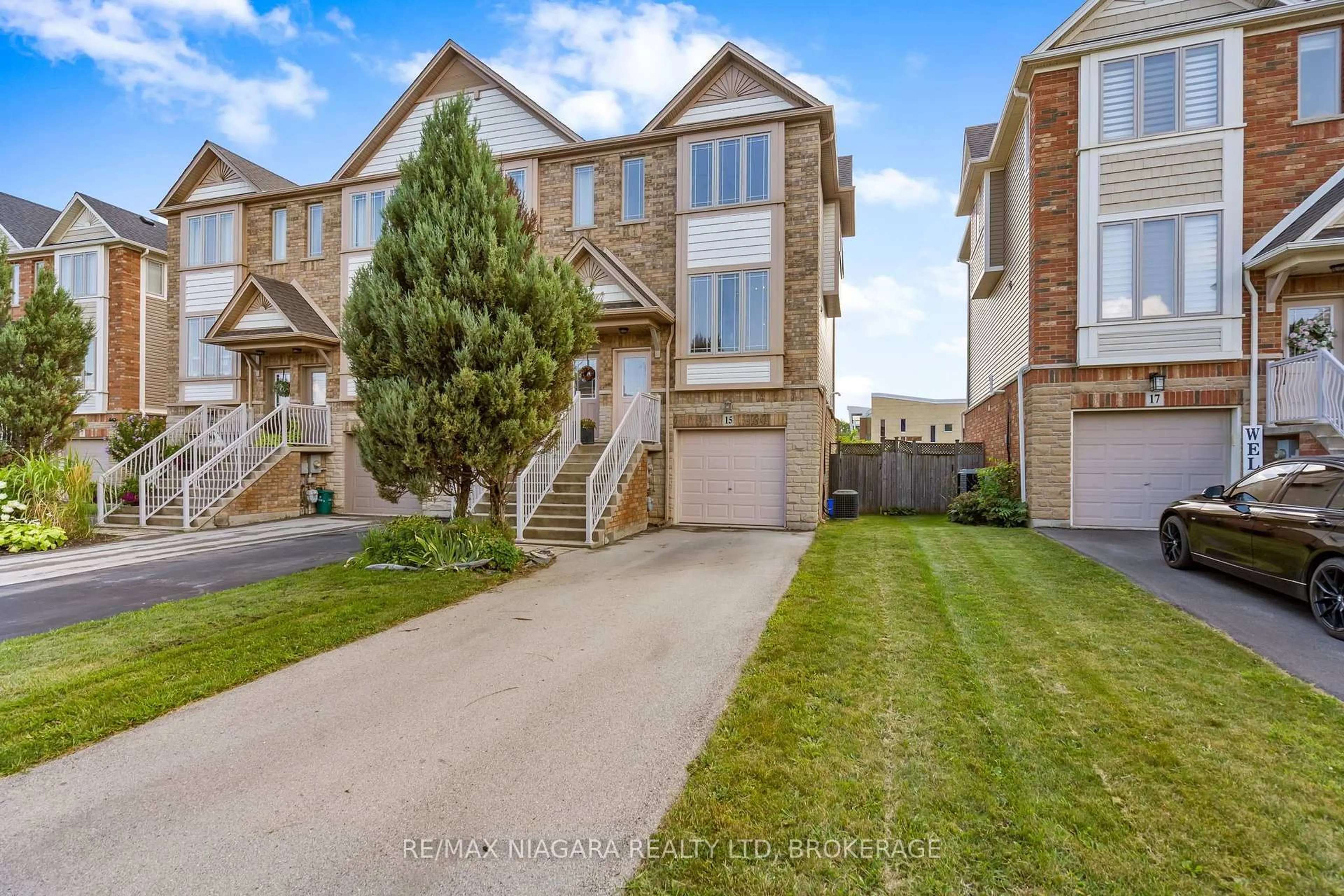 A pic from outside/outdoor area/front of a property/back of a property/a pic from drone, street for 15 Hemlock Way, Grimsby Ontario L3M 0A7