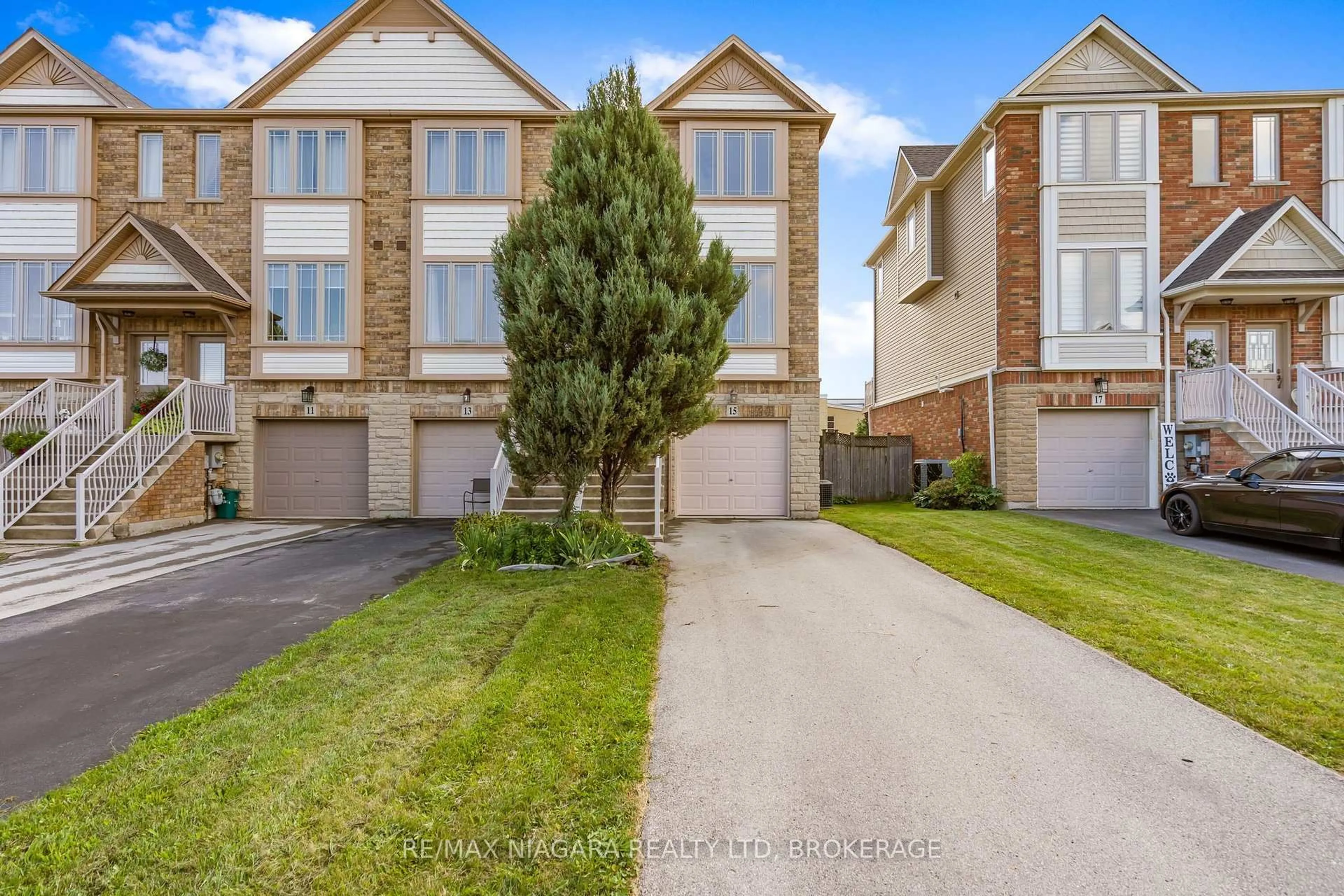 A pic from outside/outdoor area/front of a property/back of a property/a pic from drone, street for 15 Hemlock Way, Grimsby Ontario L3M 0A7