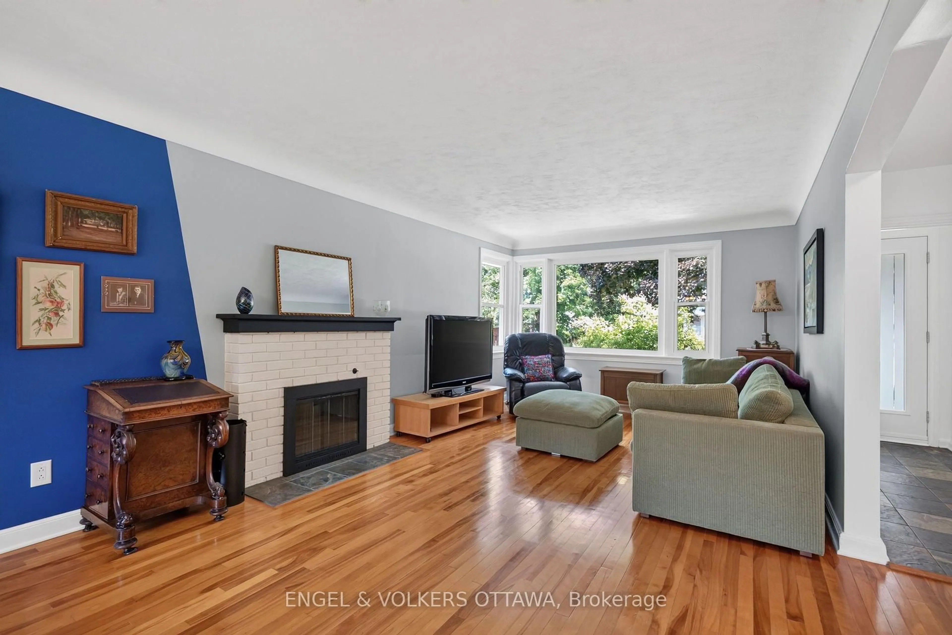 Living room with furniture, wood/laminate floor for 134 Rachael Ave, Ottawa Ontario K1H 6C6