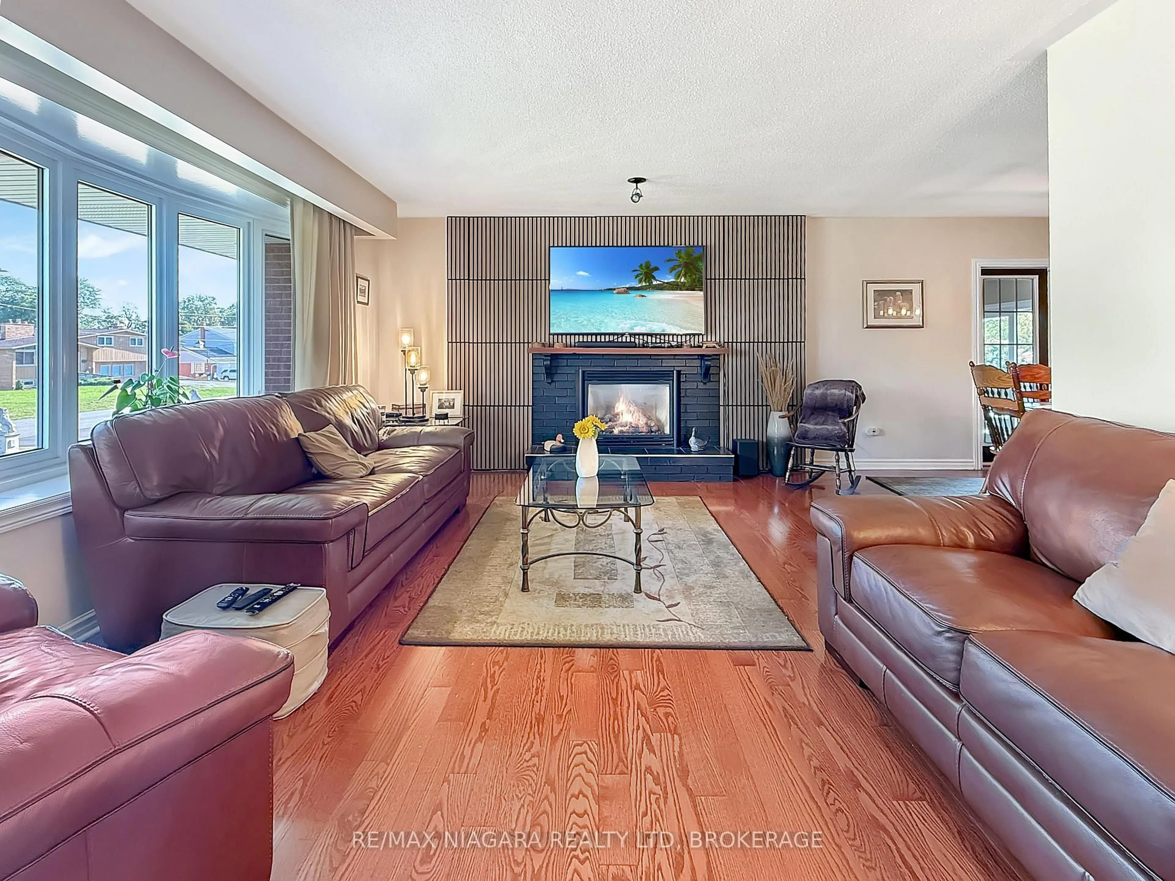 Living room with furniture, unknown for 27 Lindbergh Dr, Fort Erie Ontario L2A 2Z5