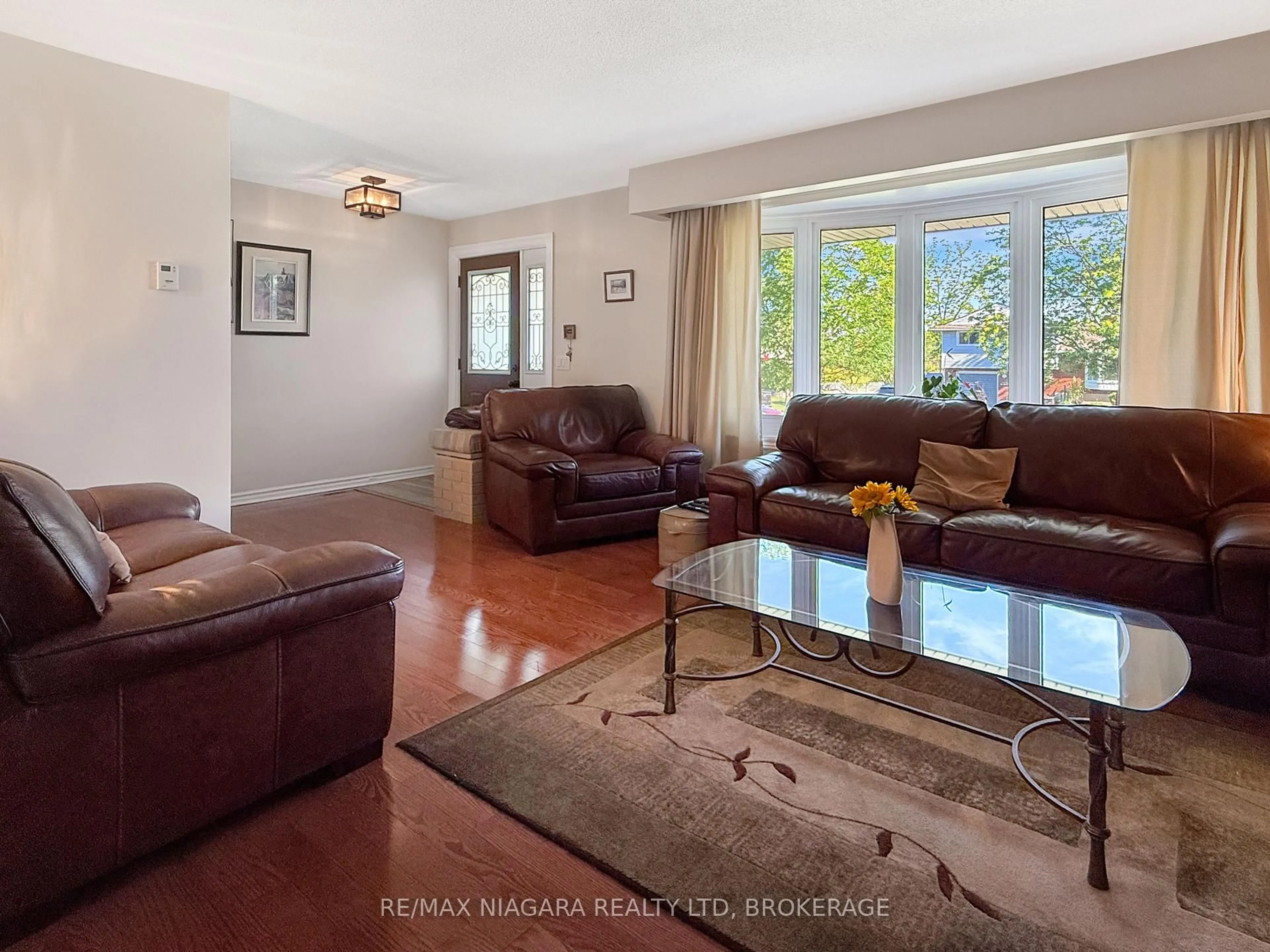 Living room with furniture, unknown for 27 Lindbergh Dr, Fort Erie Ontario L2A 2Z5