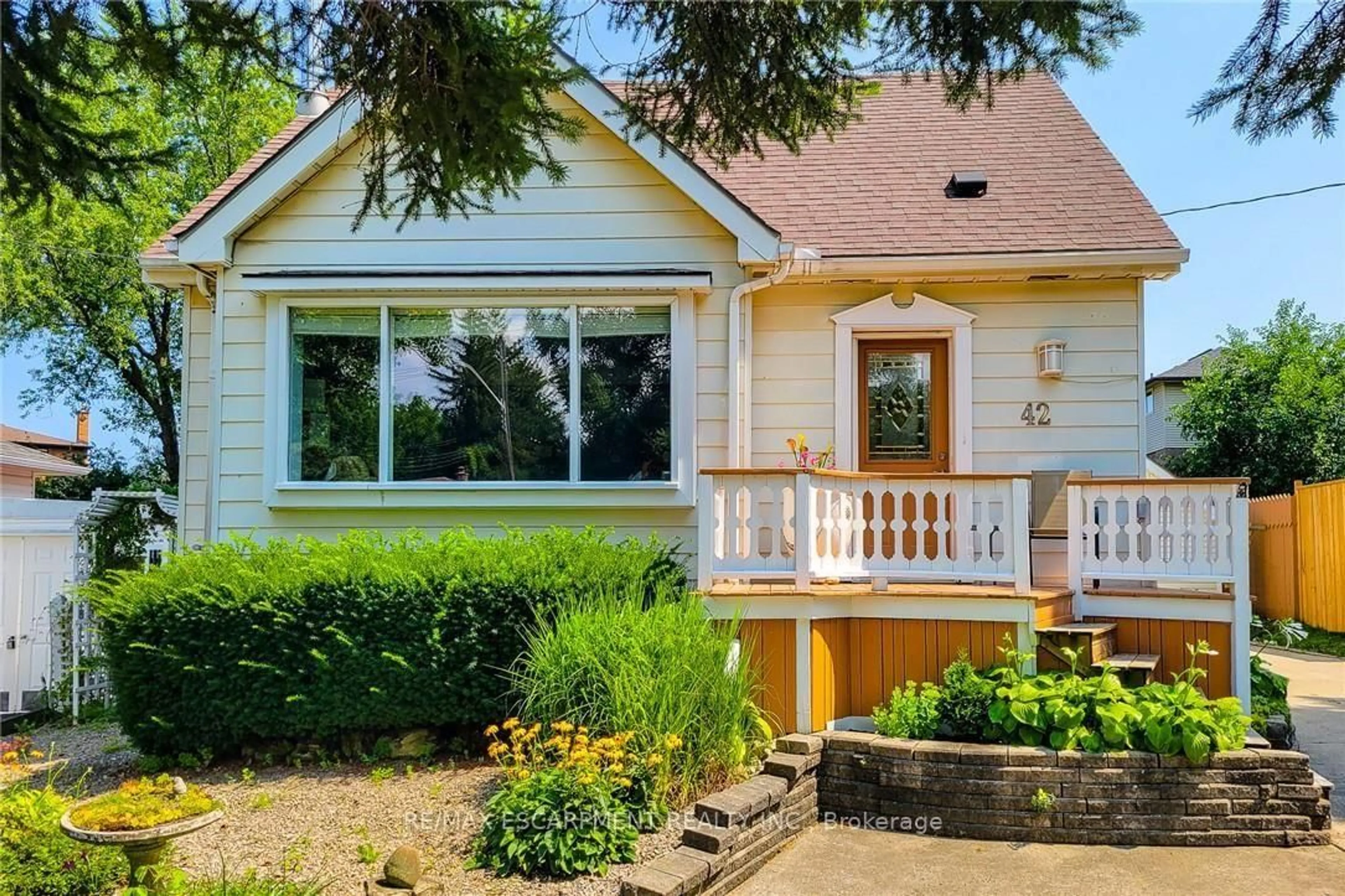 Home with vinyl exterior material, street for 42 LAKE Ave, Hamilton Ontario L8E 1L3