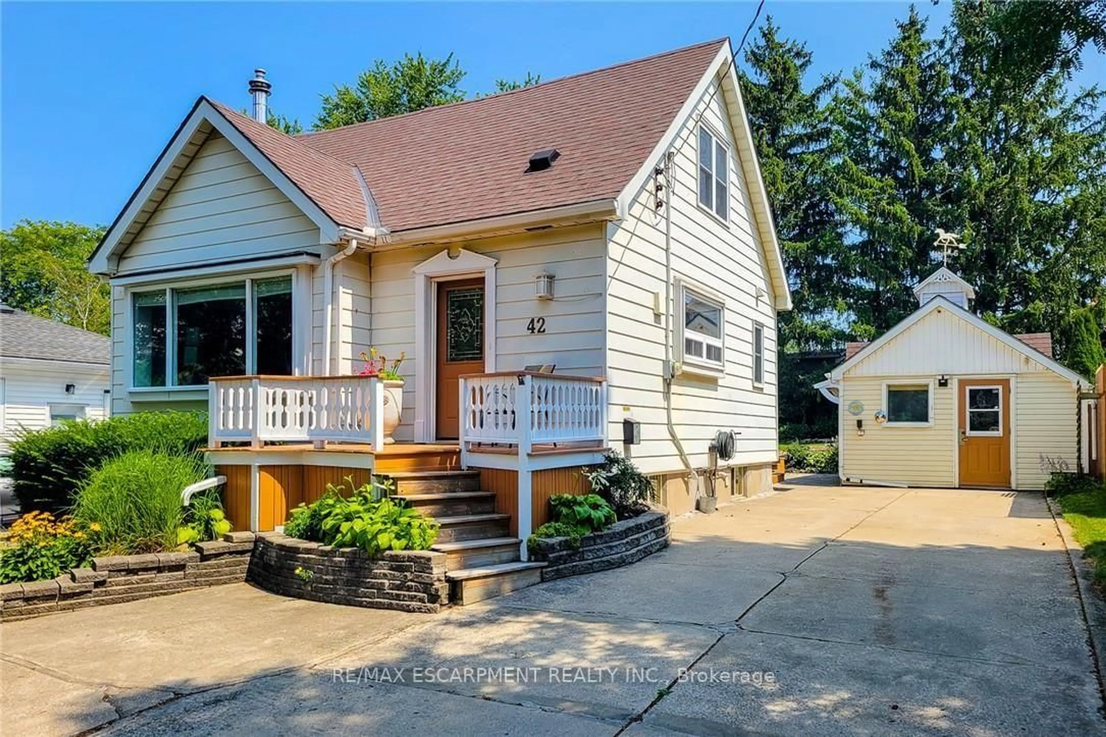 Home with vinyl exterior material, street for 42 LAKE Ave, Hamilton Ontario L8E 1L3