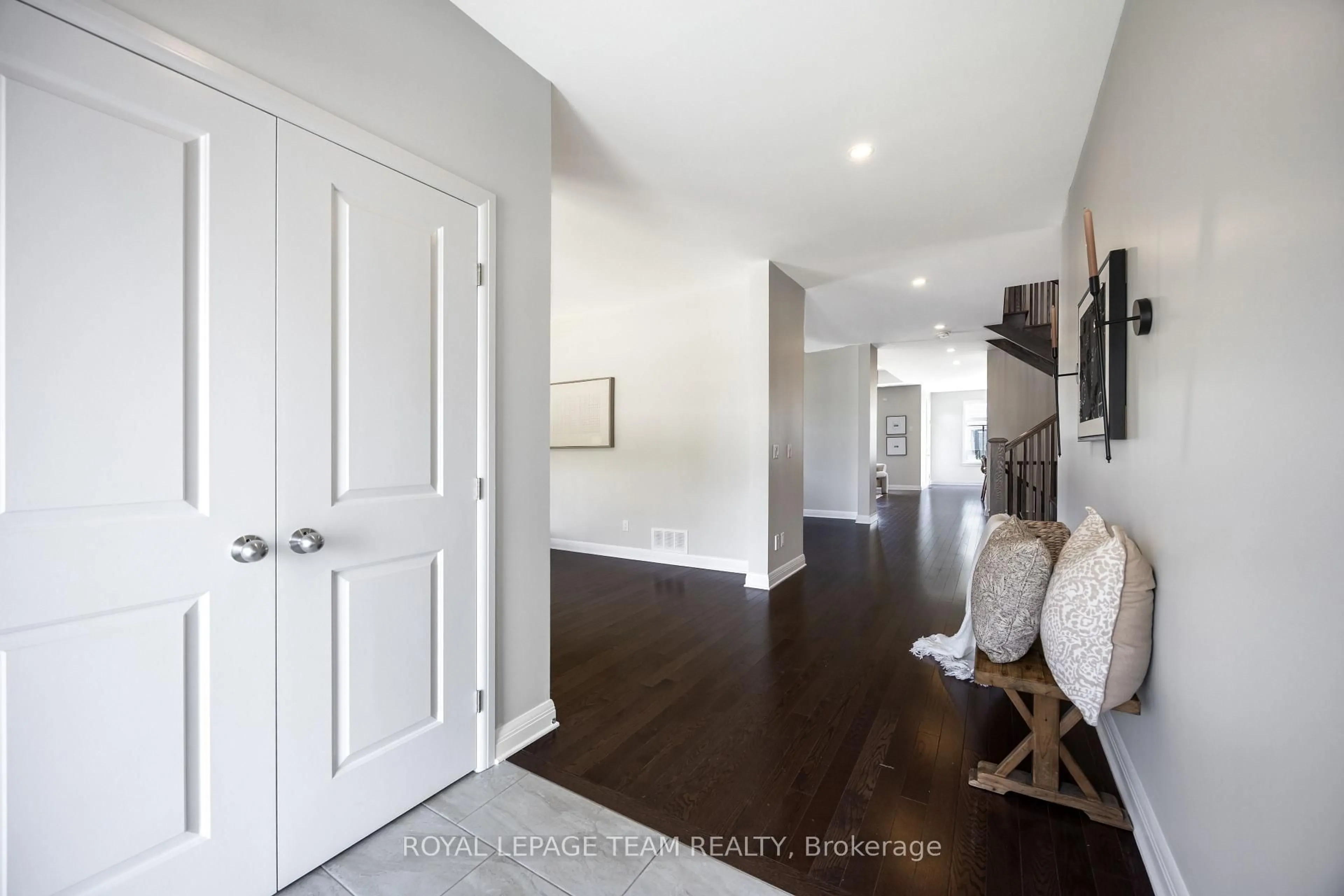 Indoor entryway for 131 Escarpment Cres, Ottawa Ontario K2T 0L8