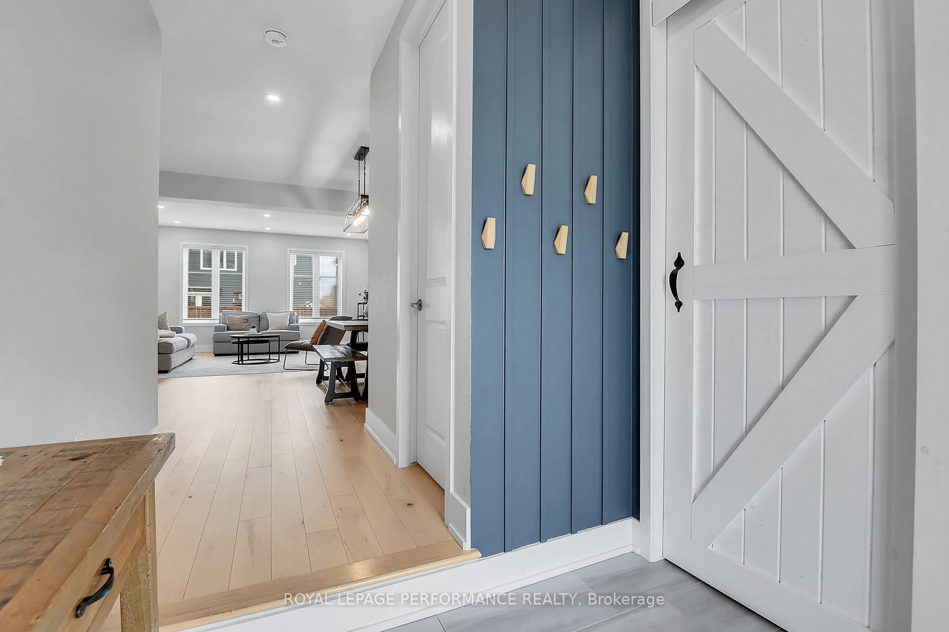 Indoor entryway for 56 Pelham Cres, Richmond Ontario K0A 2Z0