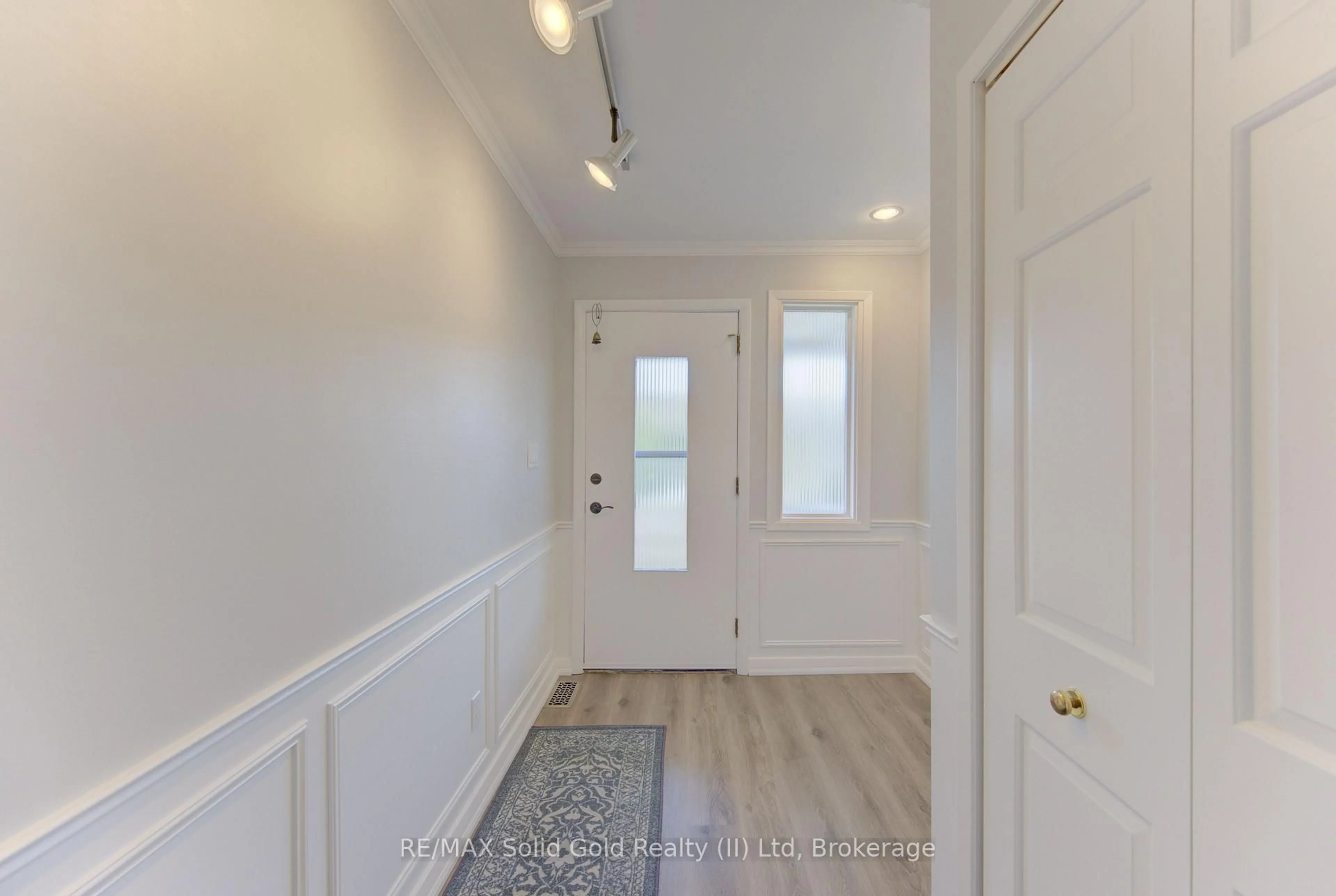 Indoor entryway for 139 Trafalgar Ave, Kitchener Ontario N2A 1Z5