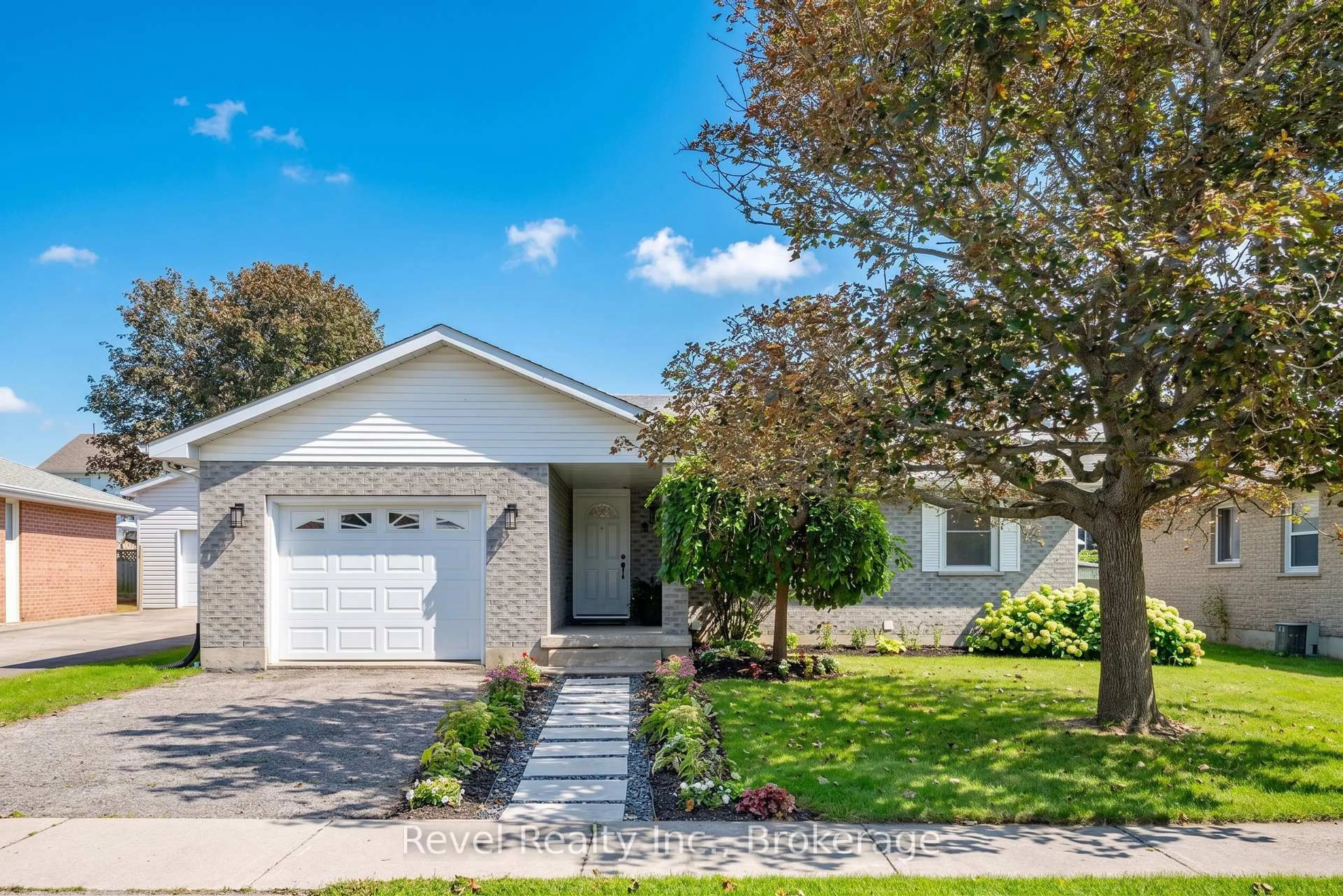 Home with vinyl exterior material, street for 9 Crestwood Ave, Kawartha Lakes Ontario K9V 6A7
