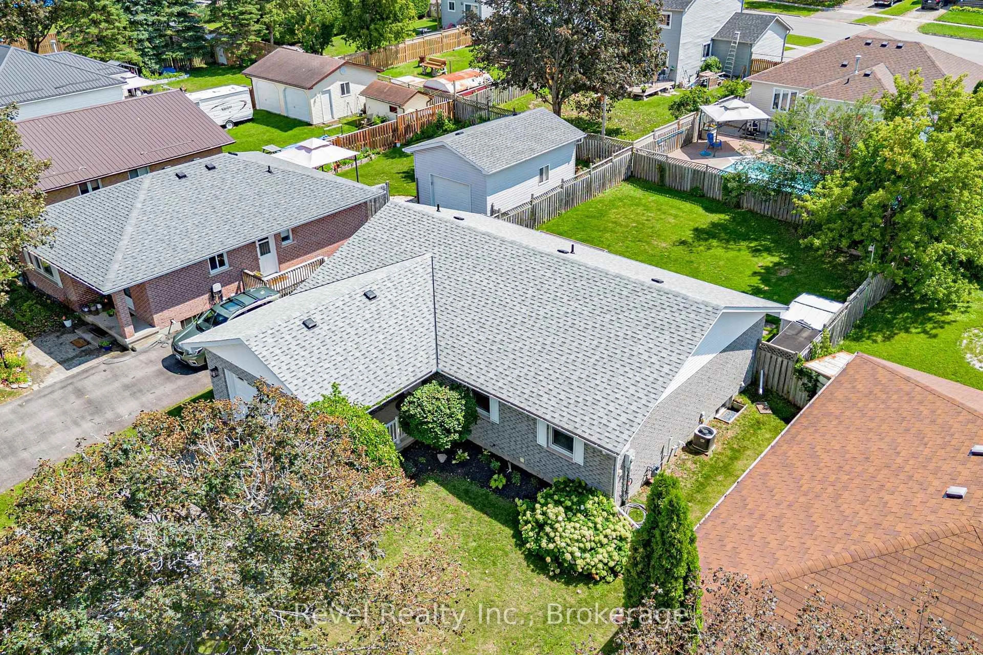 A pic from outside/outdoor area/front of a property/back of a property/a pic from drone, street for 9 Crestwood Ave, Kawartha Lakes Ontario K9V 6A7