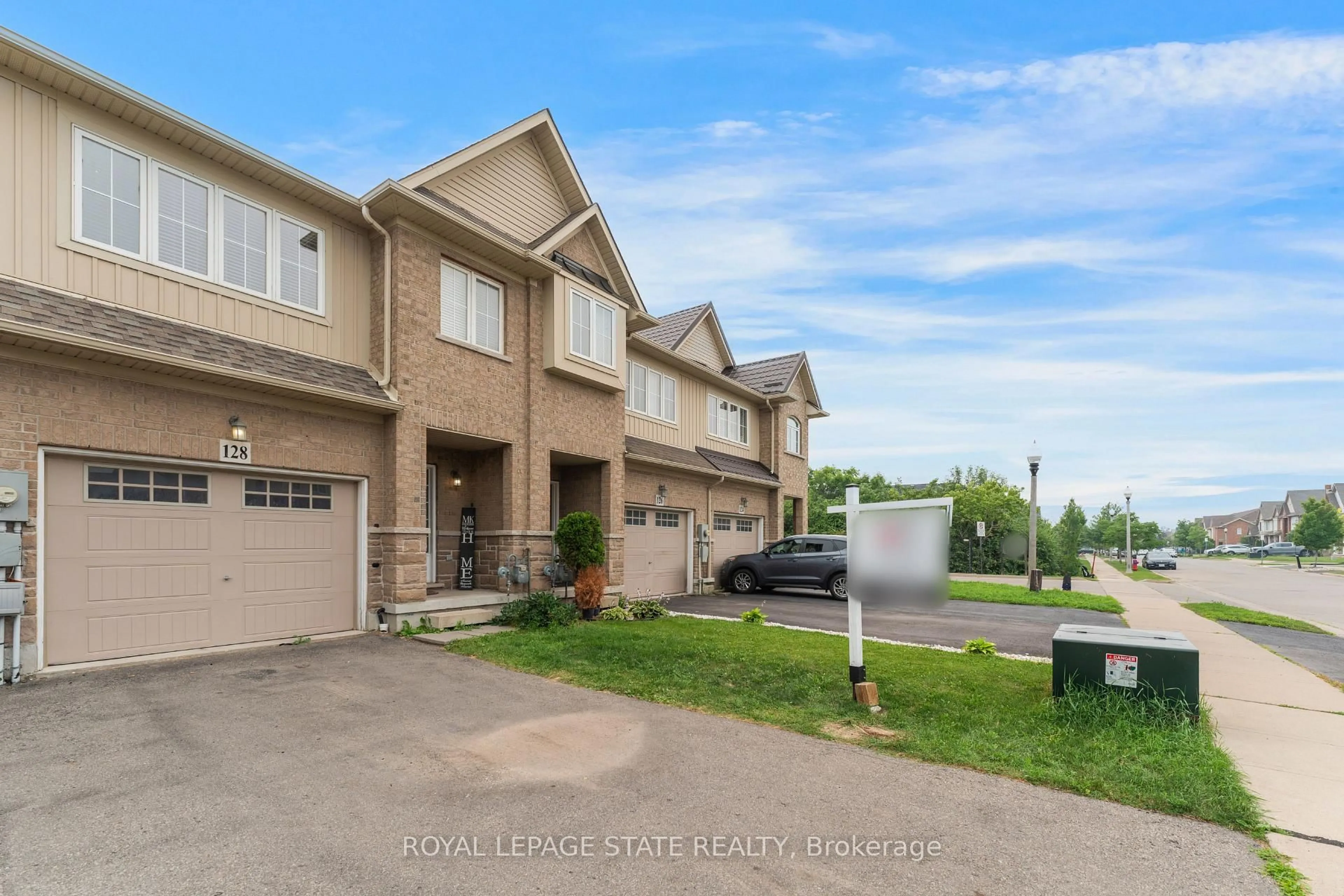 A pic from outside/outdoor area/front of a property/back of a property/a pic from drone, street for 128 Palacebeach Tr, Hamilton Ontario L8E 0C3