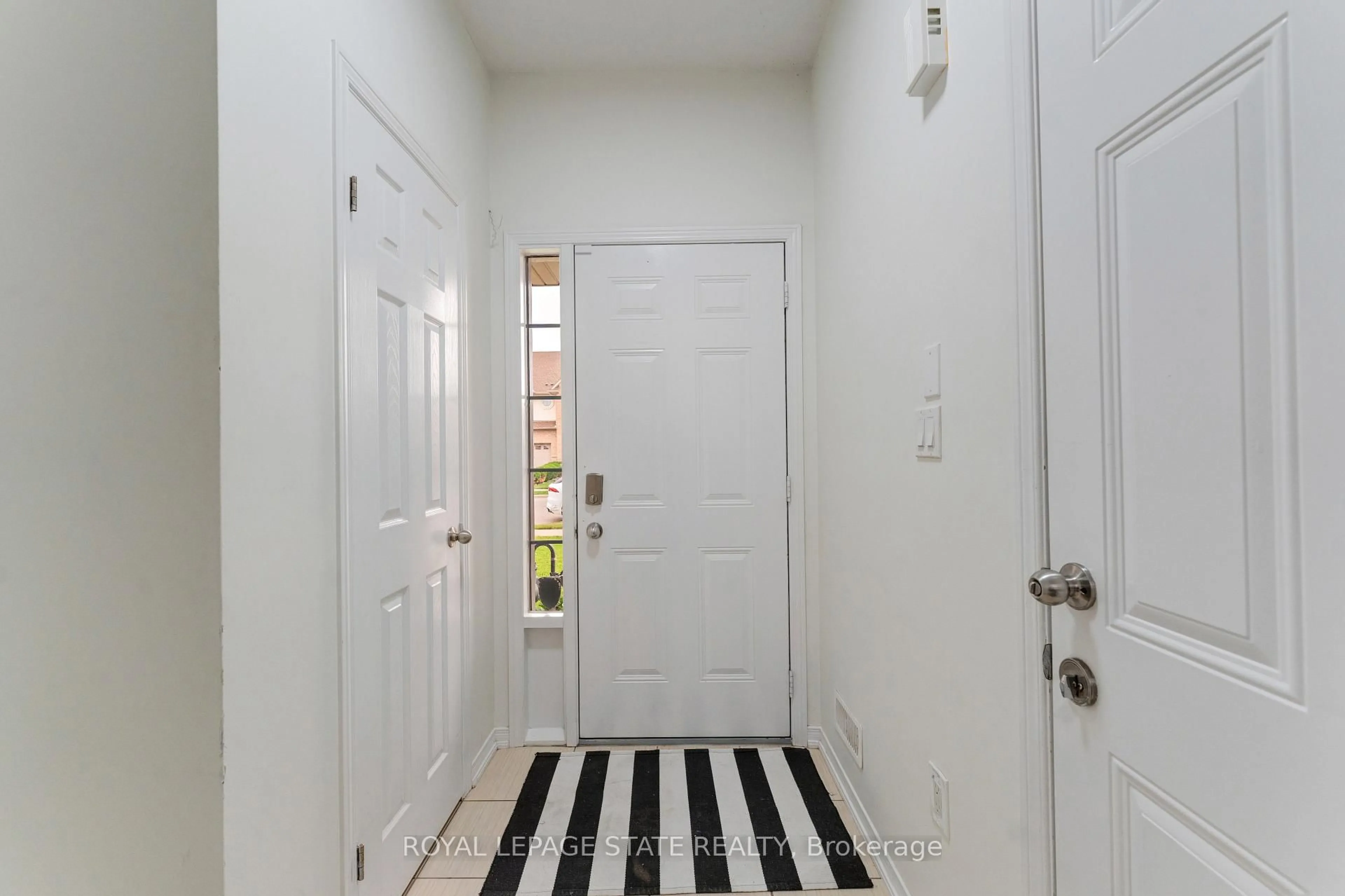Indoor entryway for 128 Palacebeach Tr, Hamilton Ontario L8E 0C3
