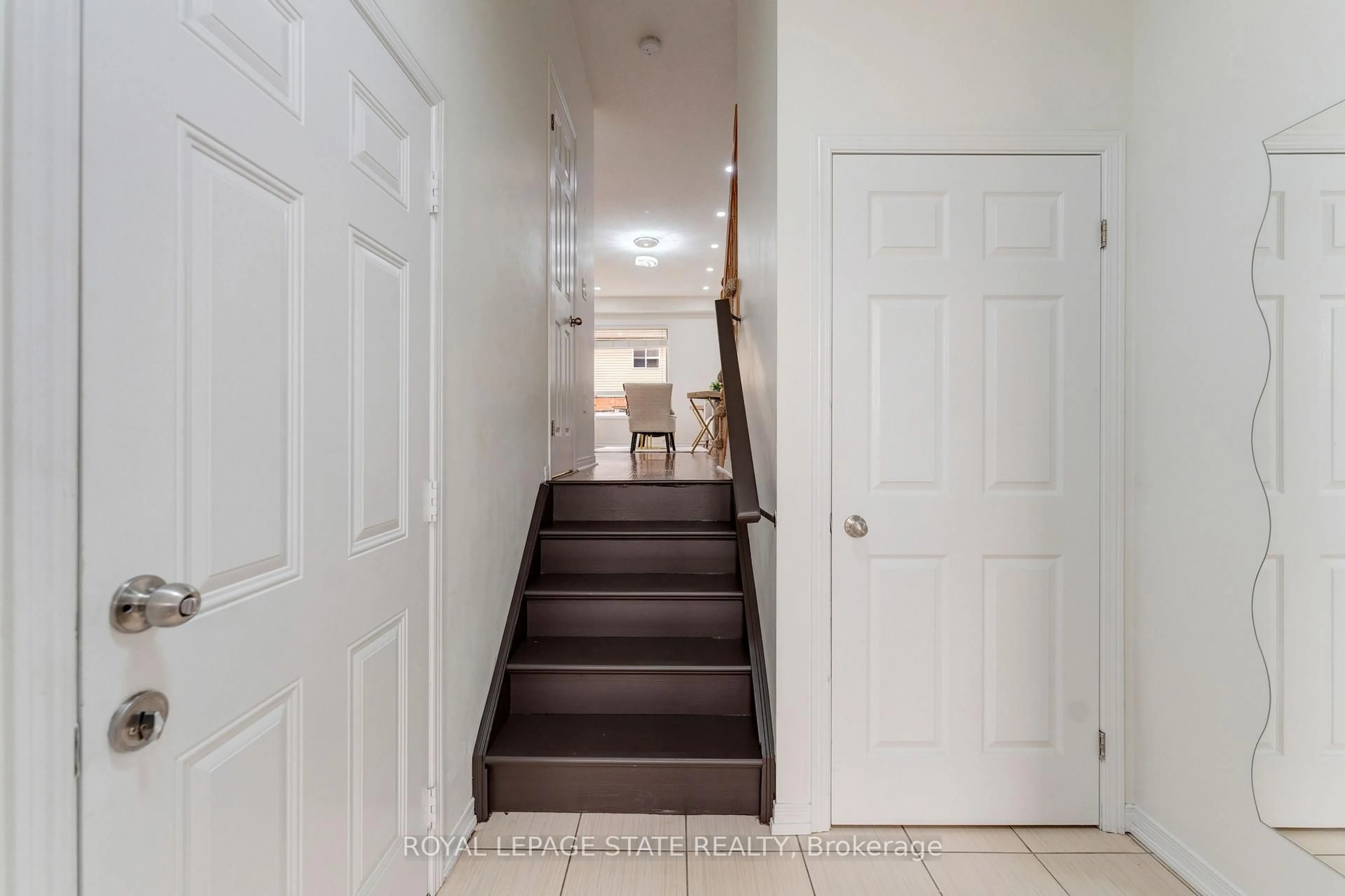 Indoor entryway for 128 Palacebeach Tr, Hamilton Ontario L8E 0C3
