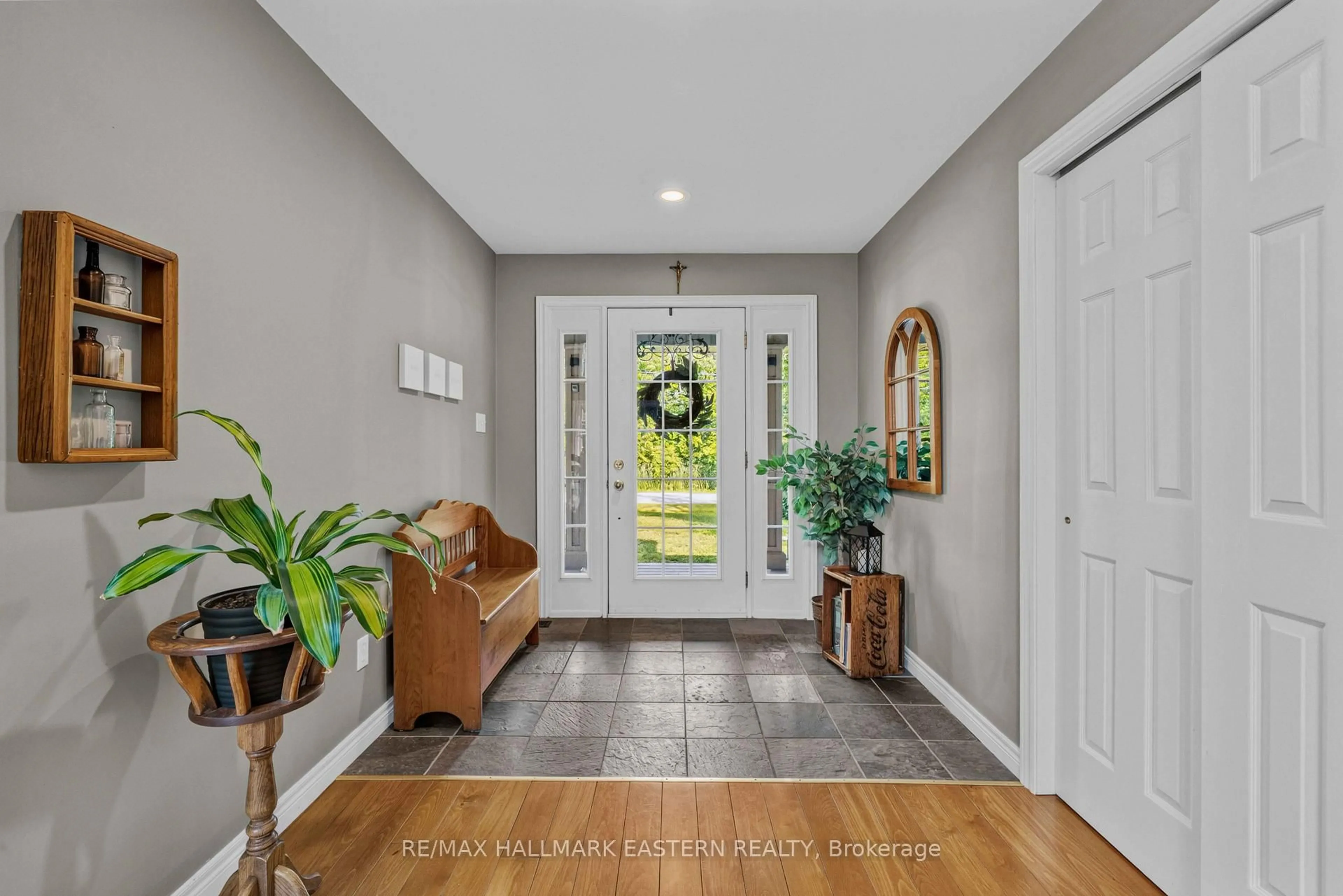 Indoor entryway for 298 McClennan Dr, Selwyn Ontario K0L 1T0