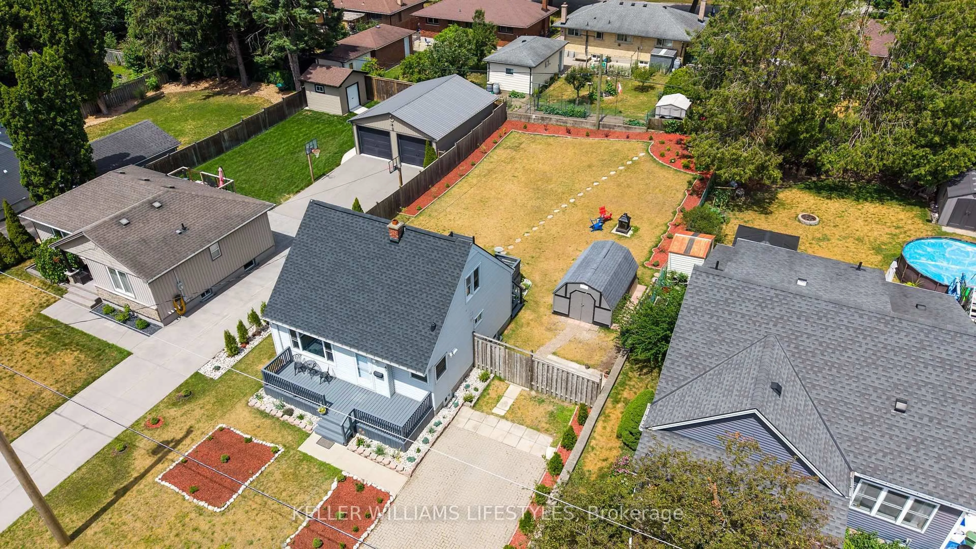 A pic from outside/outdoor area/front of a property/back of a property/a pic from drone, street for 40 Magee St, London East Ontario N5W 1C7