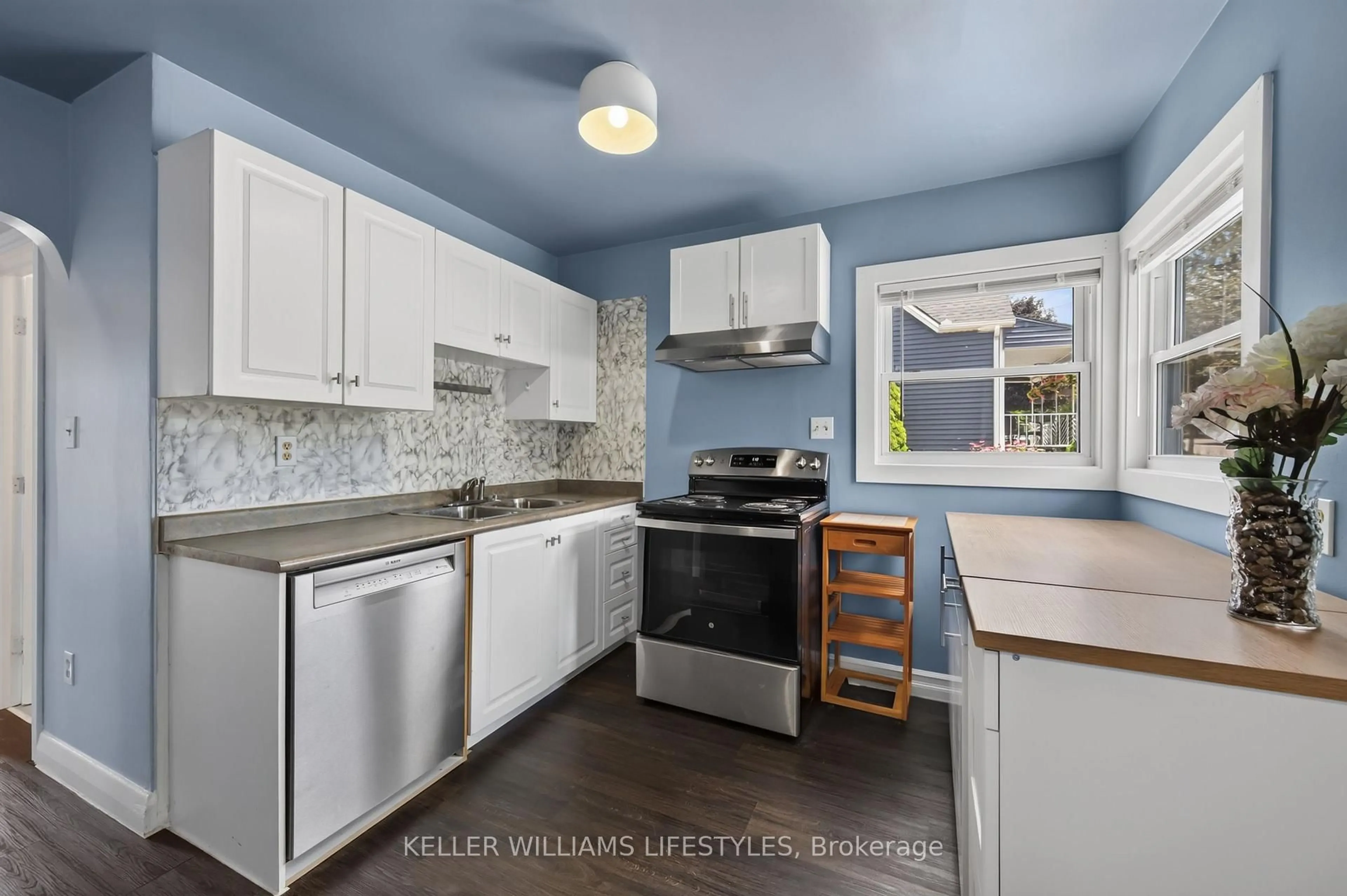 Standard kitchen, ceramic/tile floor for 40 Magee St, London East Ontario N5W 1C7