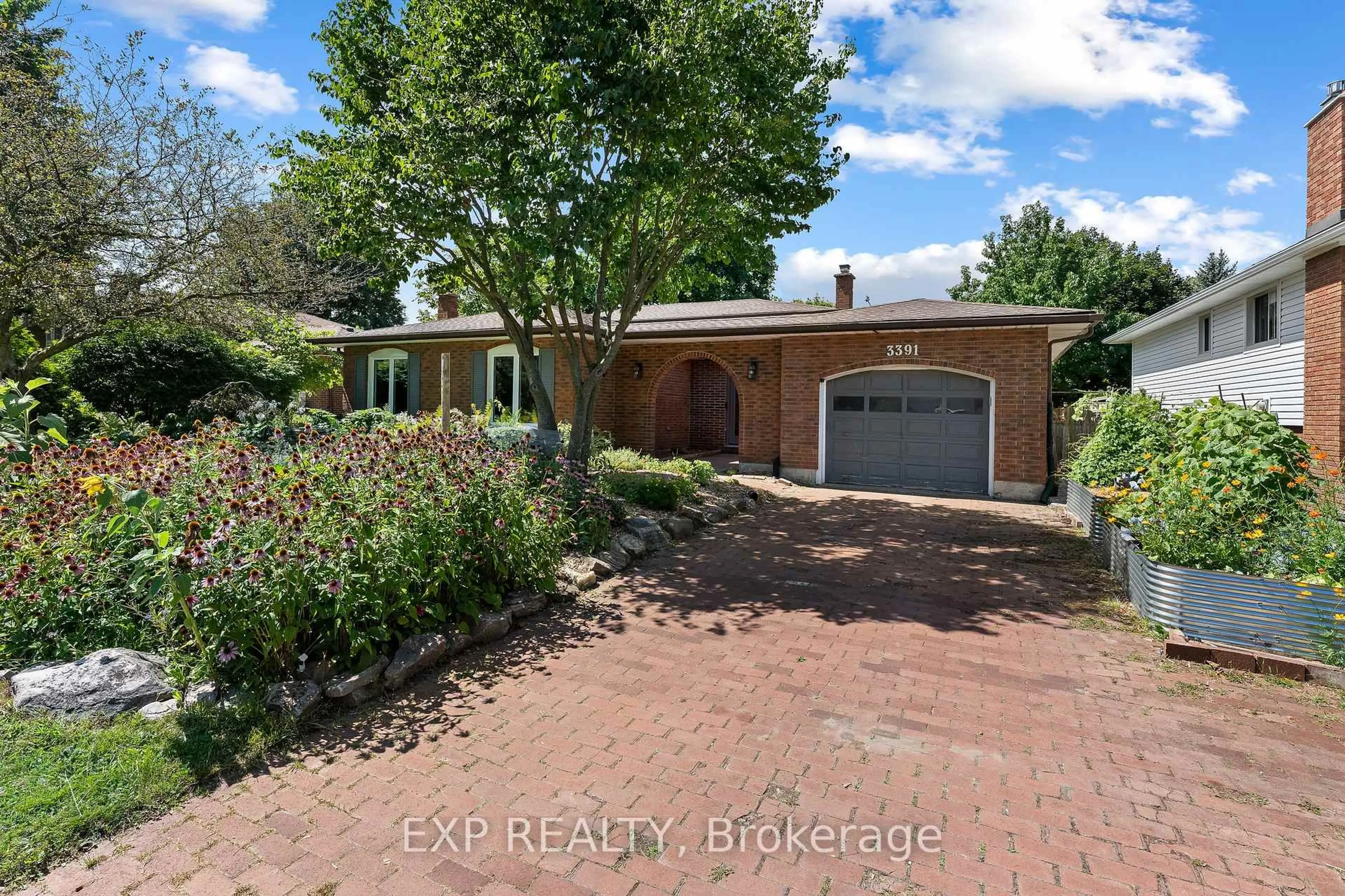 A pic from outside/outdoor area/front of a property/back of a property/a pic from drone, street for 3391 Harvard Ave, Niagara Falls Ontario L2J 3S6