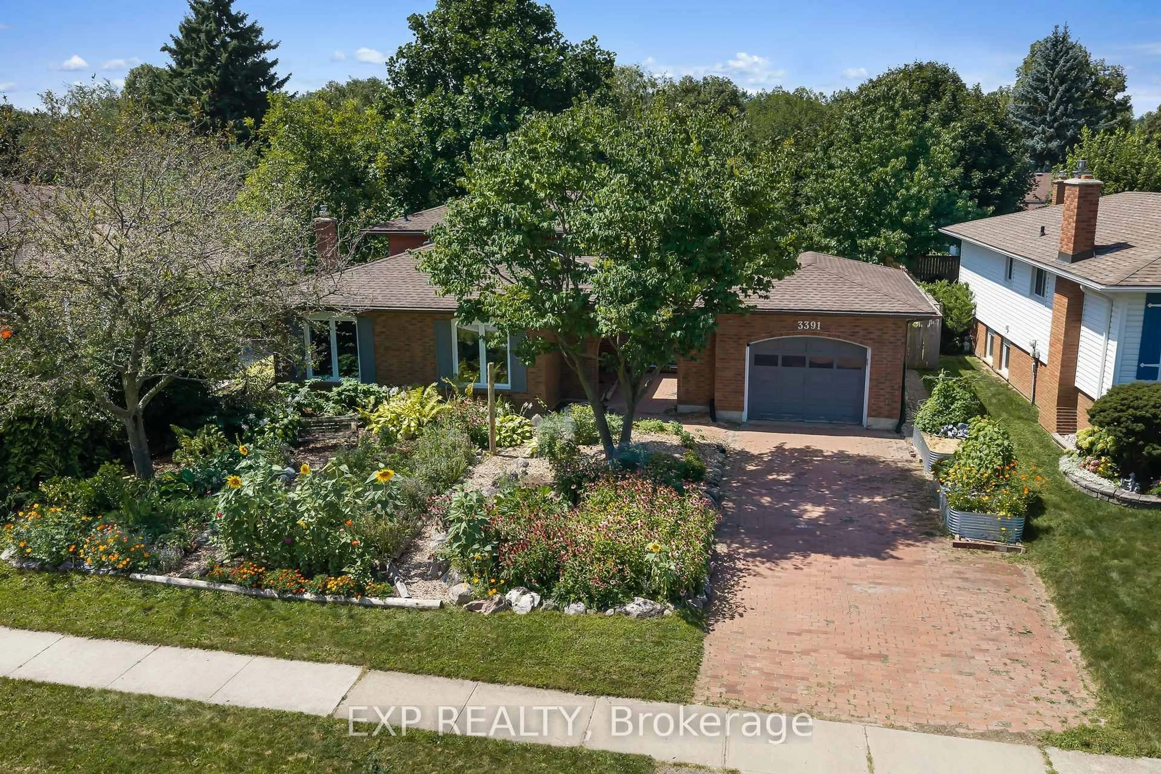 A pic from outside/outdoor area/front of a property/back of a property/a pic from drone, street for 3391 Harvard Ave, Niagara Falls Ontario L2J 3S6