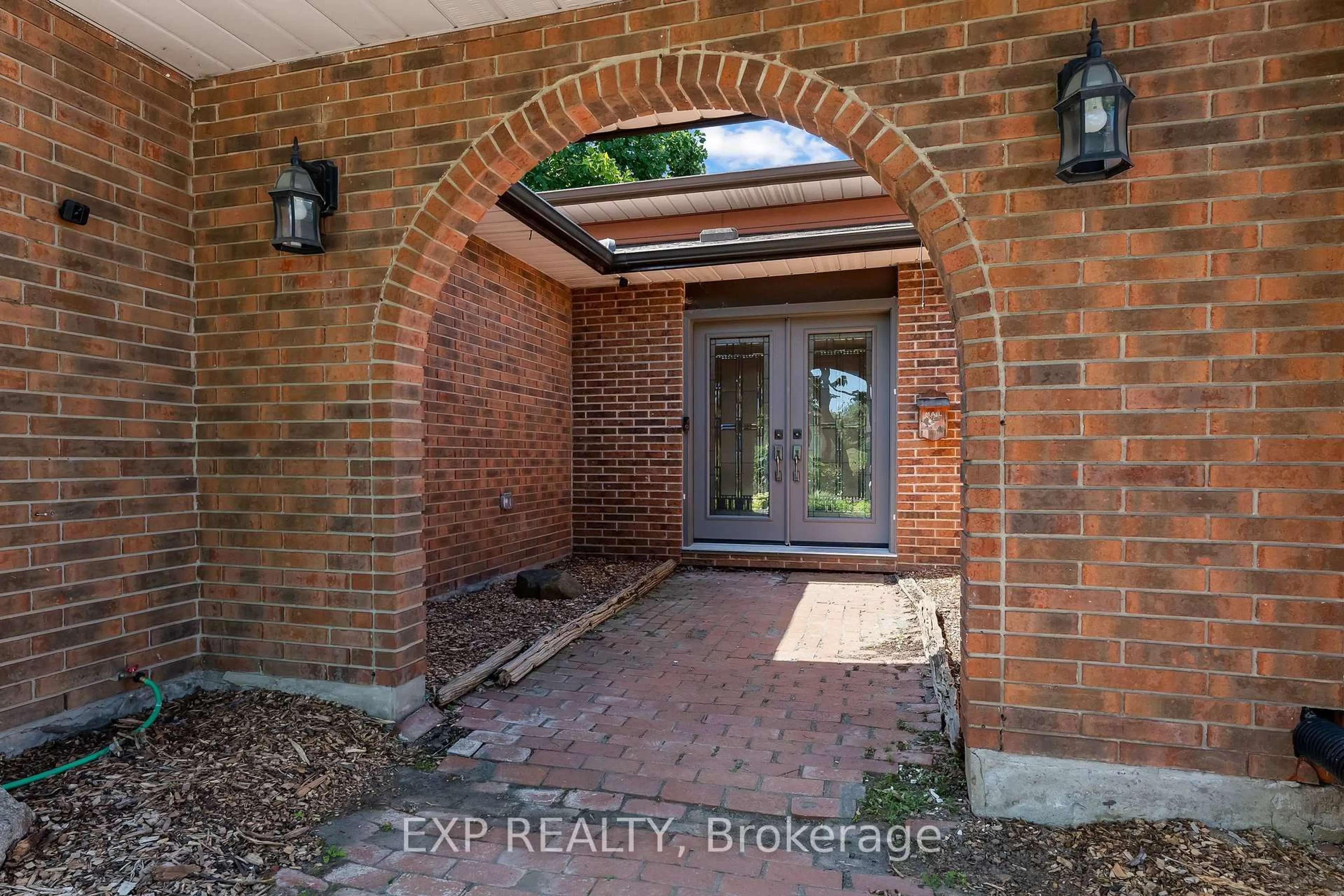Indoor entryway for 3391 Harvard Ave, Niagara Falls Ontario L2J 3S6