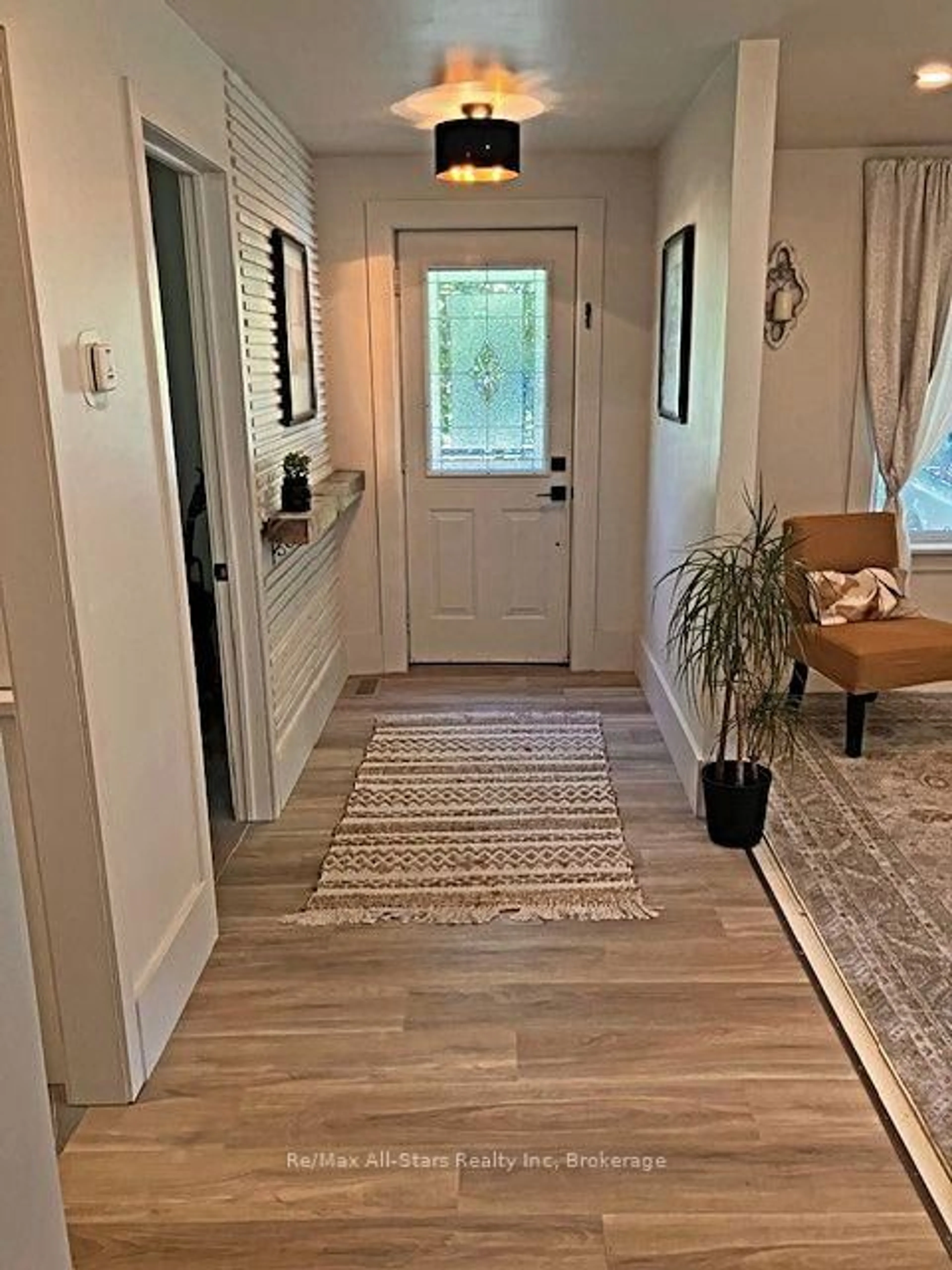 Indoor entryway for 283 Margaret St, Meaford Ontario N4L 1B5