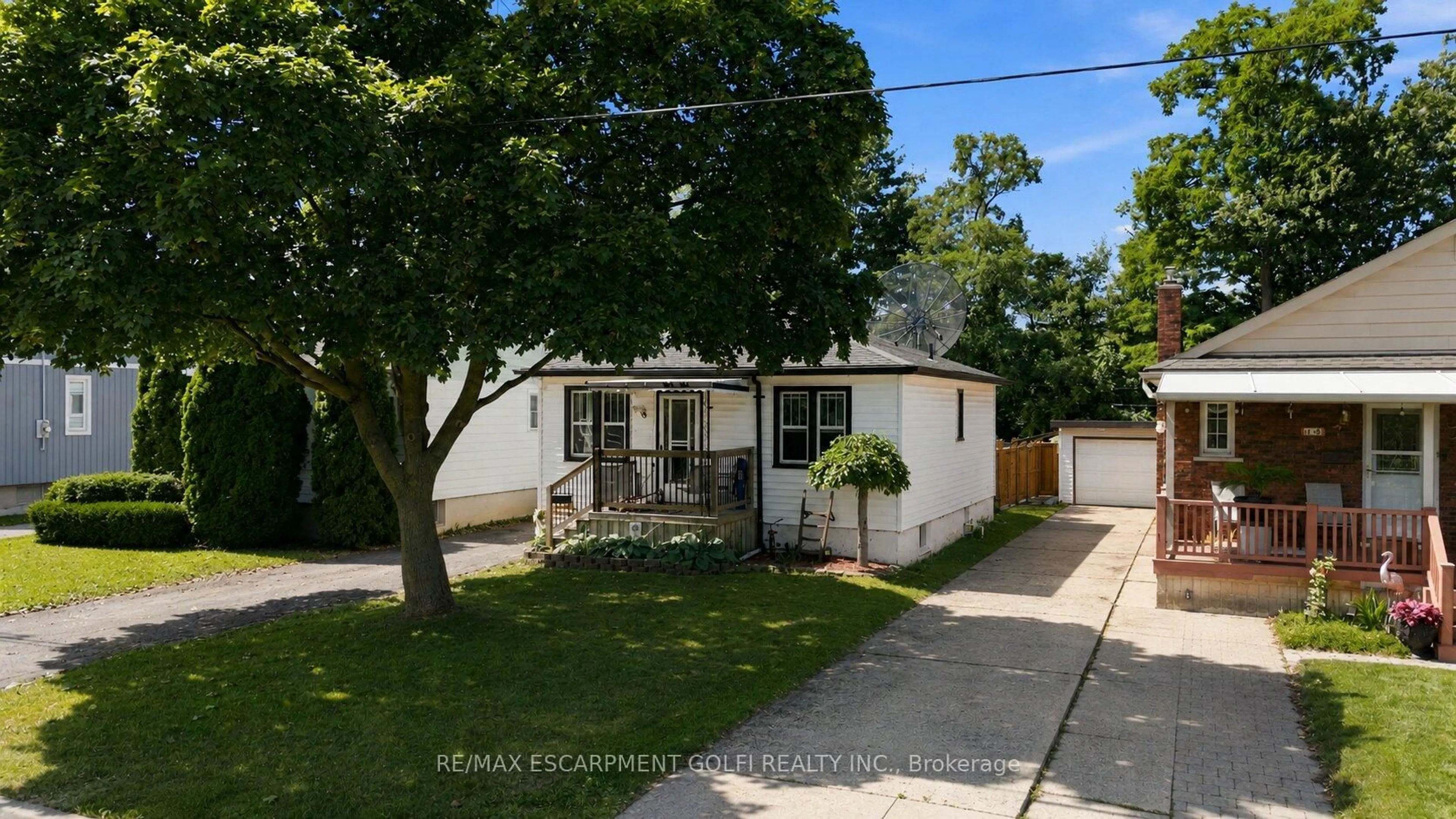 A pic from outside/outdoor area/front of a property/back of a property/a pic from drone, street for 13 Prestwick Ave, St. Catharines Ontario L2P 2E5
