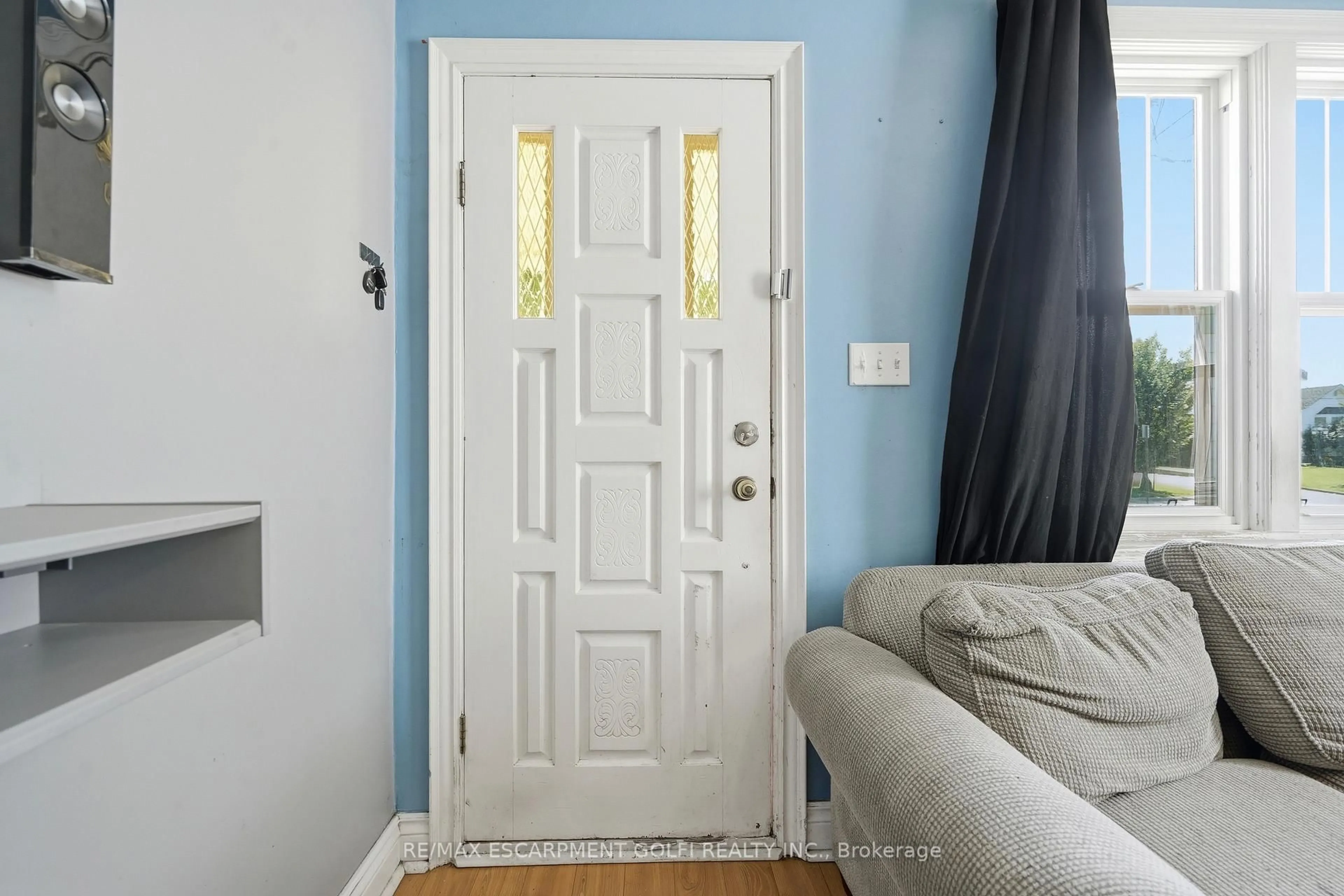 Indoor entryway for 13 Prestwick Ave, St. Catharines Ontario L2P 2E5