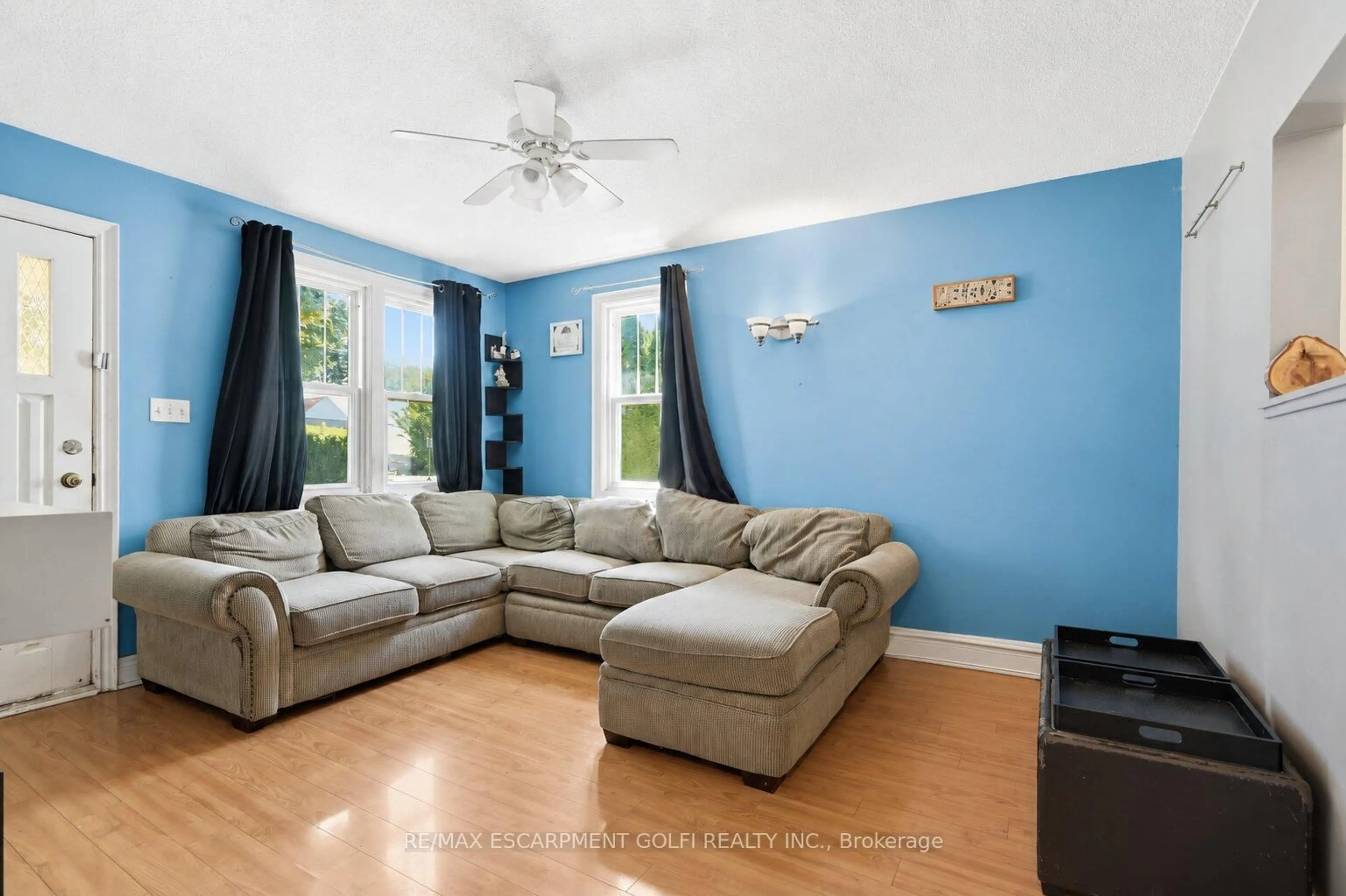 Living room with furniture, unknown for 13 Prestwick Ave, St. Catharines Ontario L2P 2E5