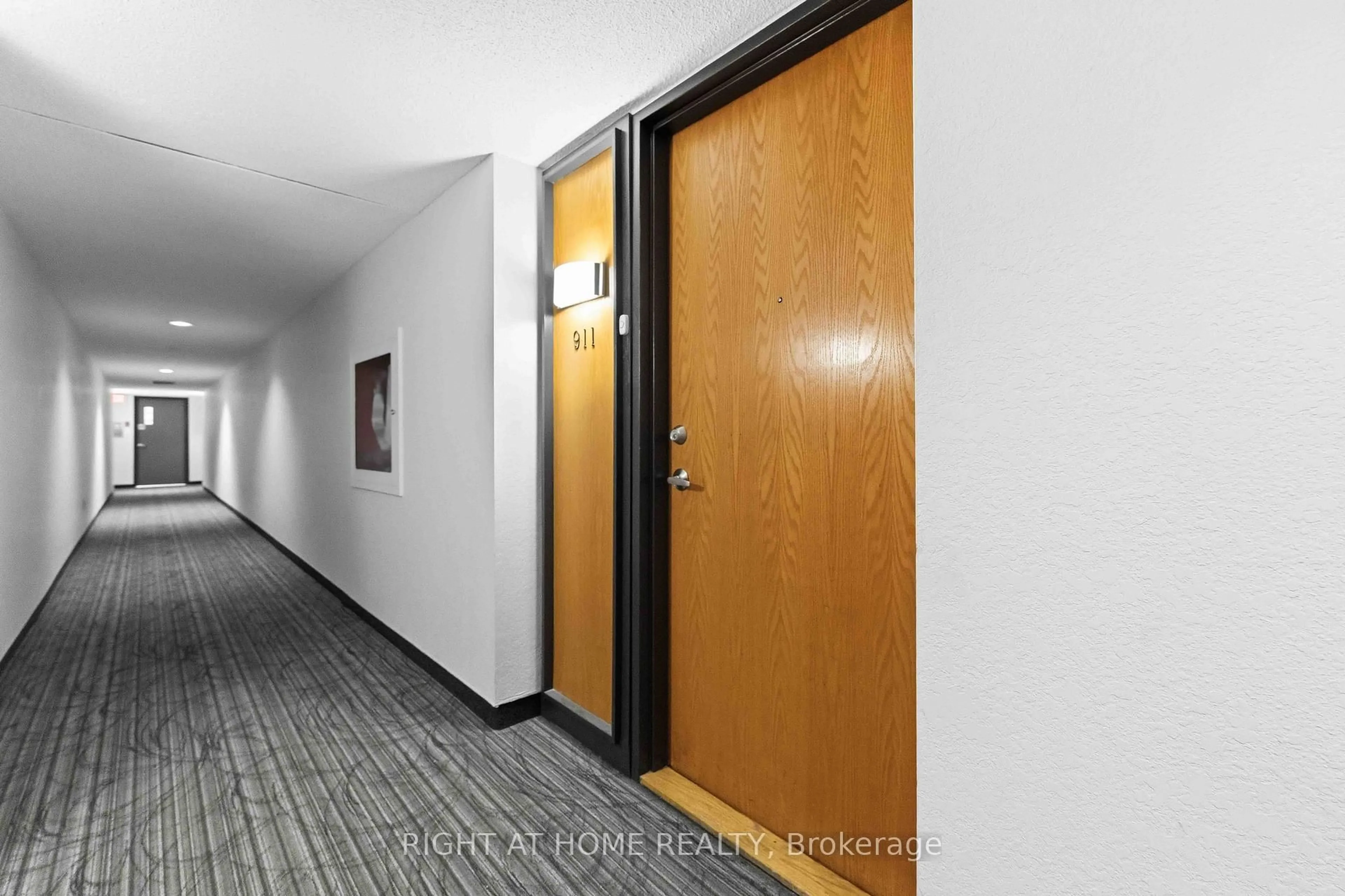 Indoor foyer for 2759 Carousel Cres #911, Ottawa Ontario K1T 2N5