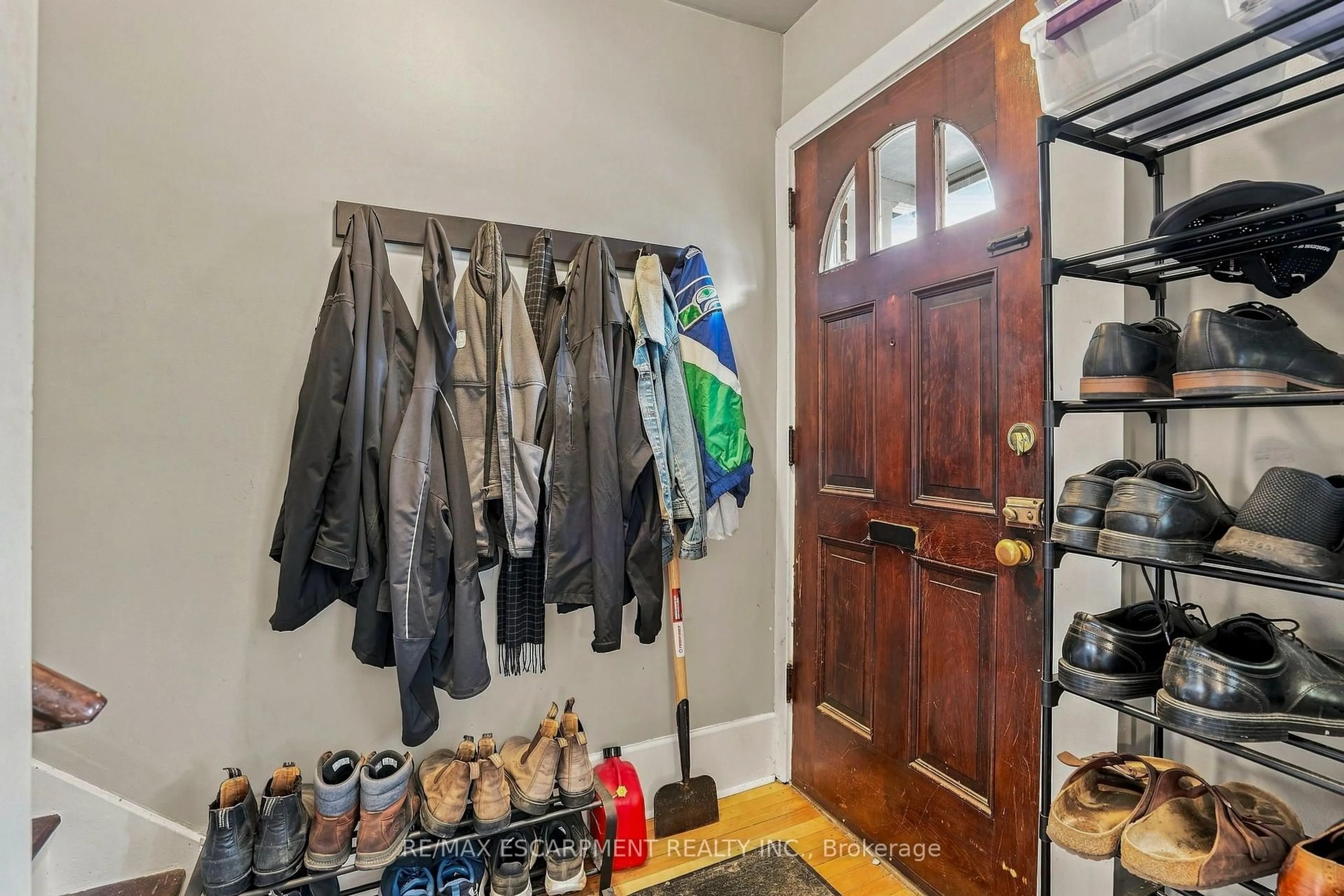 Indoor entryway for 83 NAPIER St, Hamilton Ontario L8R 1R9