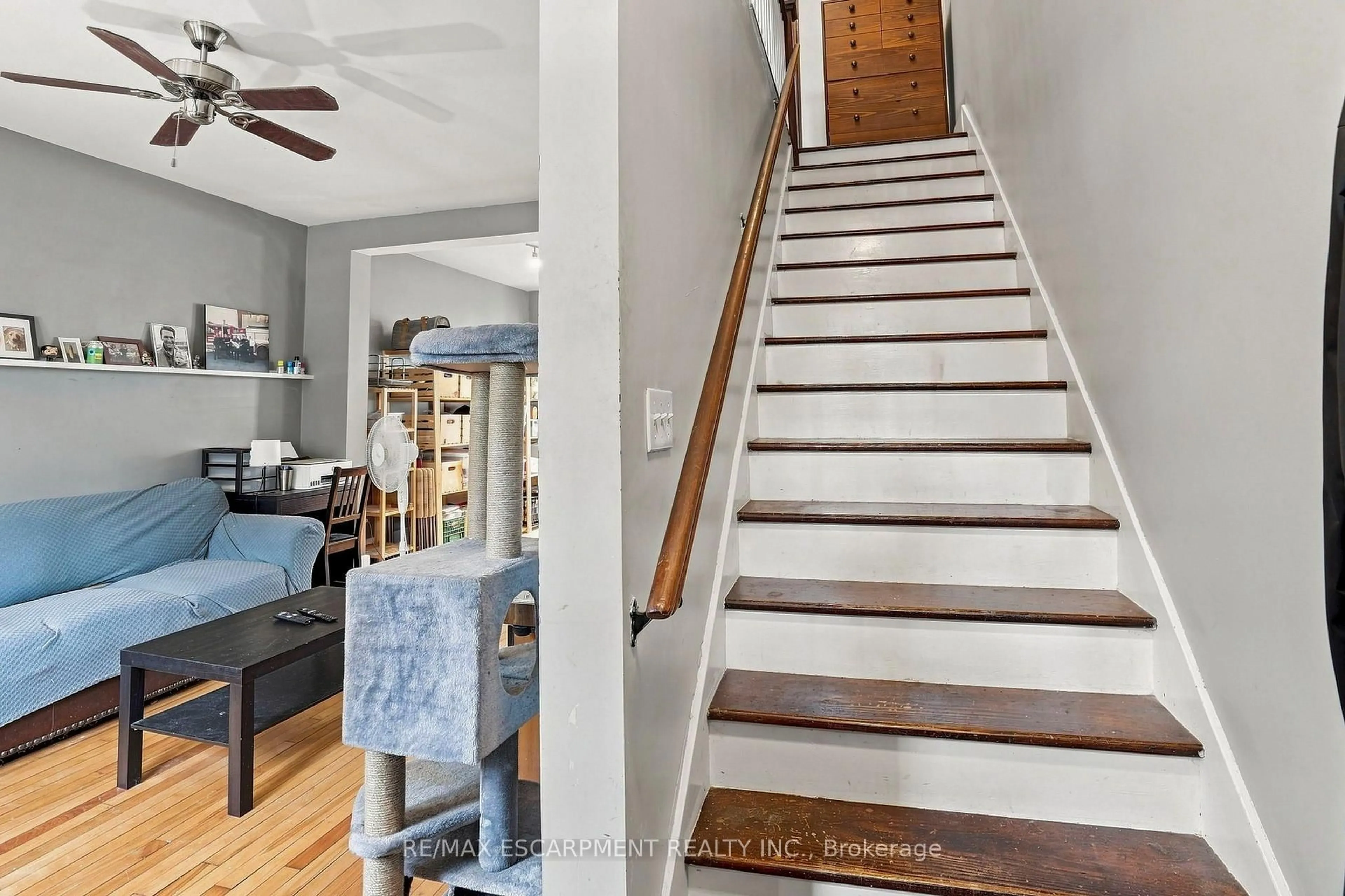 Stairs for 83 NAPIER St, Hamilton Ontario L8R 1R9