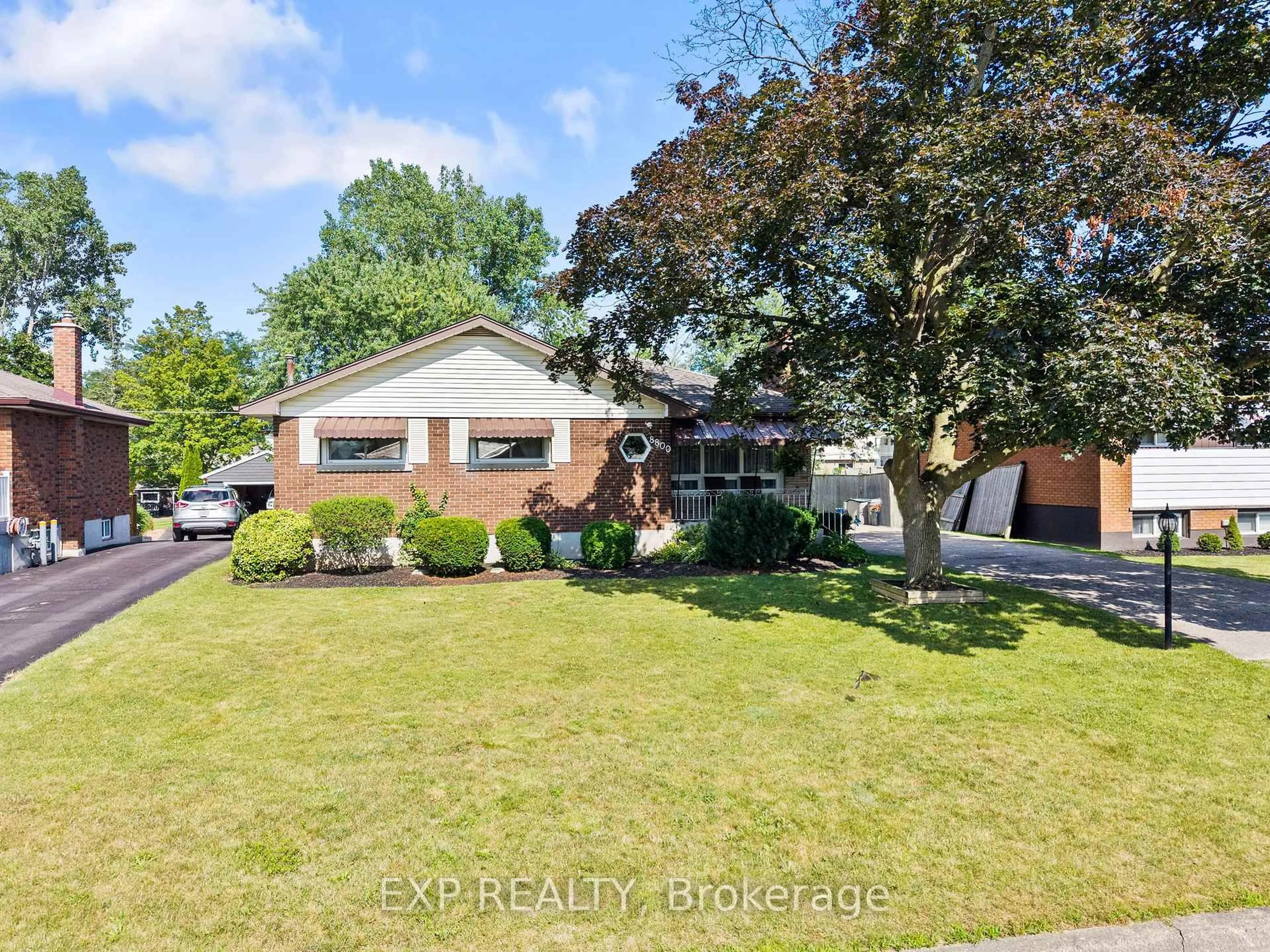 A pic from outside/outdoor area/front of a property/back of a property/a pic from drone, street for 8800 Champlain Dr, Niagara Falls Ontario L2G 6Y6