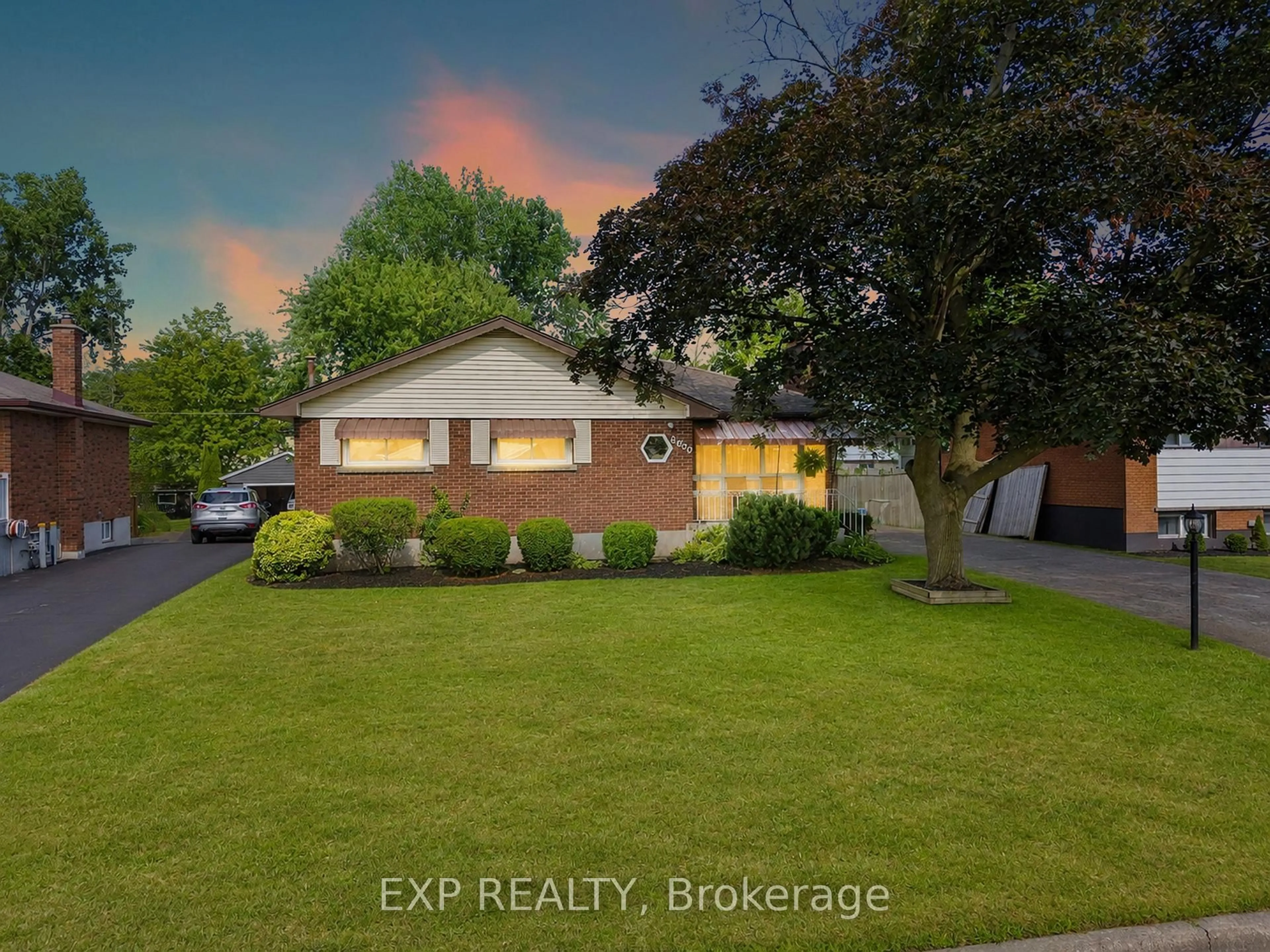 A pic from outside/outdoor area/front of a property/back of a property/a pic from drone, street for 8800 Champlain Dr, Niagara Falls Ontario L2G 6Y6