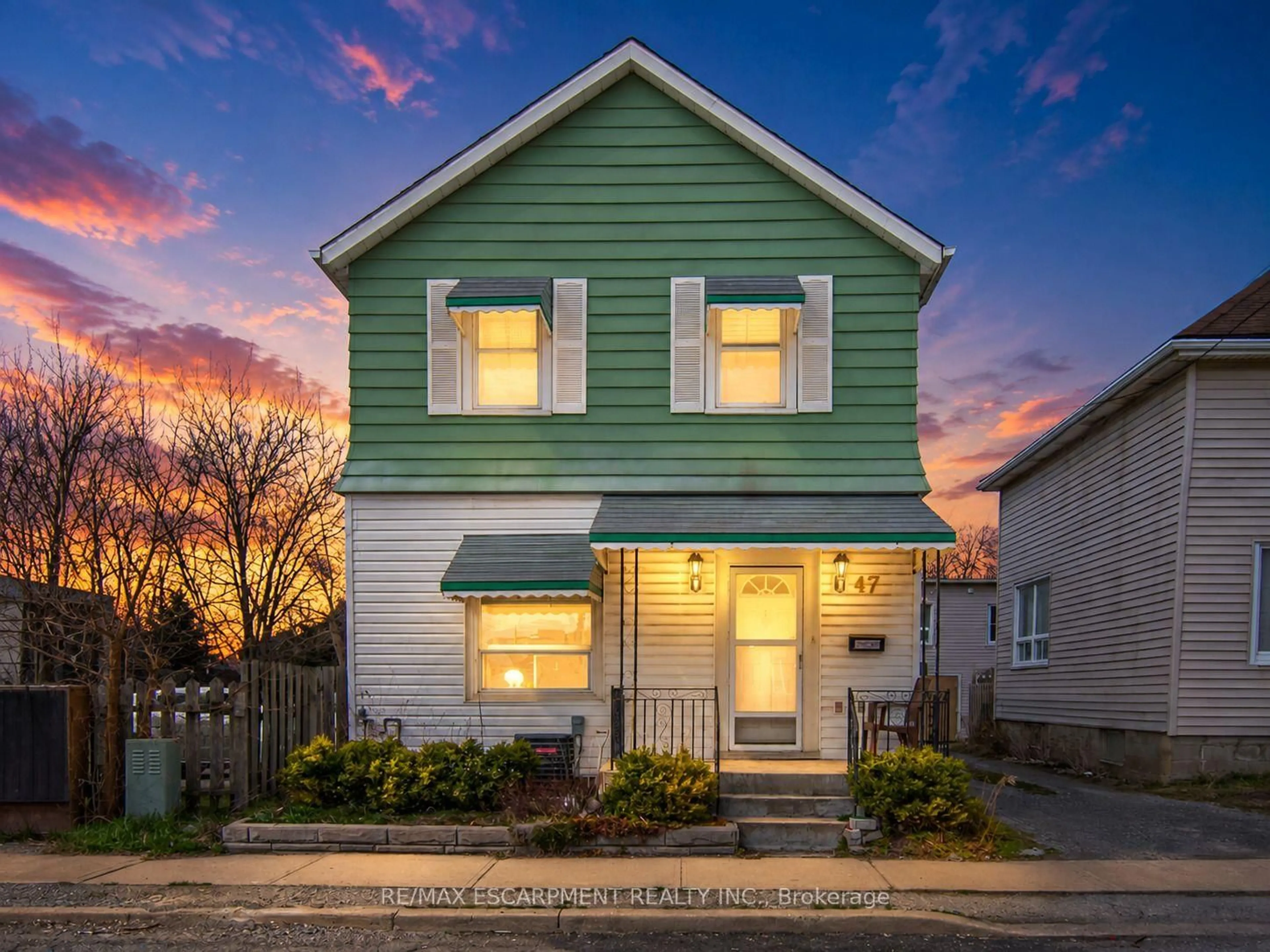 Home with vinyl exterior material, street for 47 North St, St. Catharines Ontario L2R 2S3