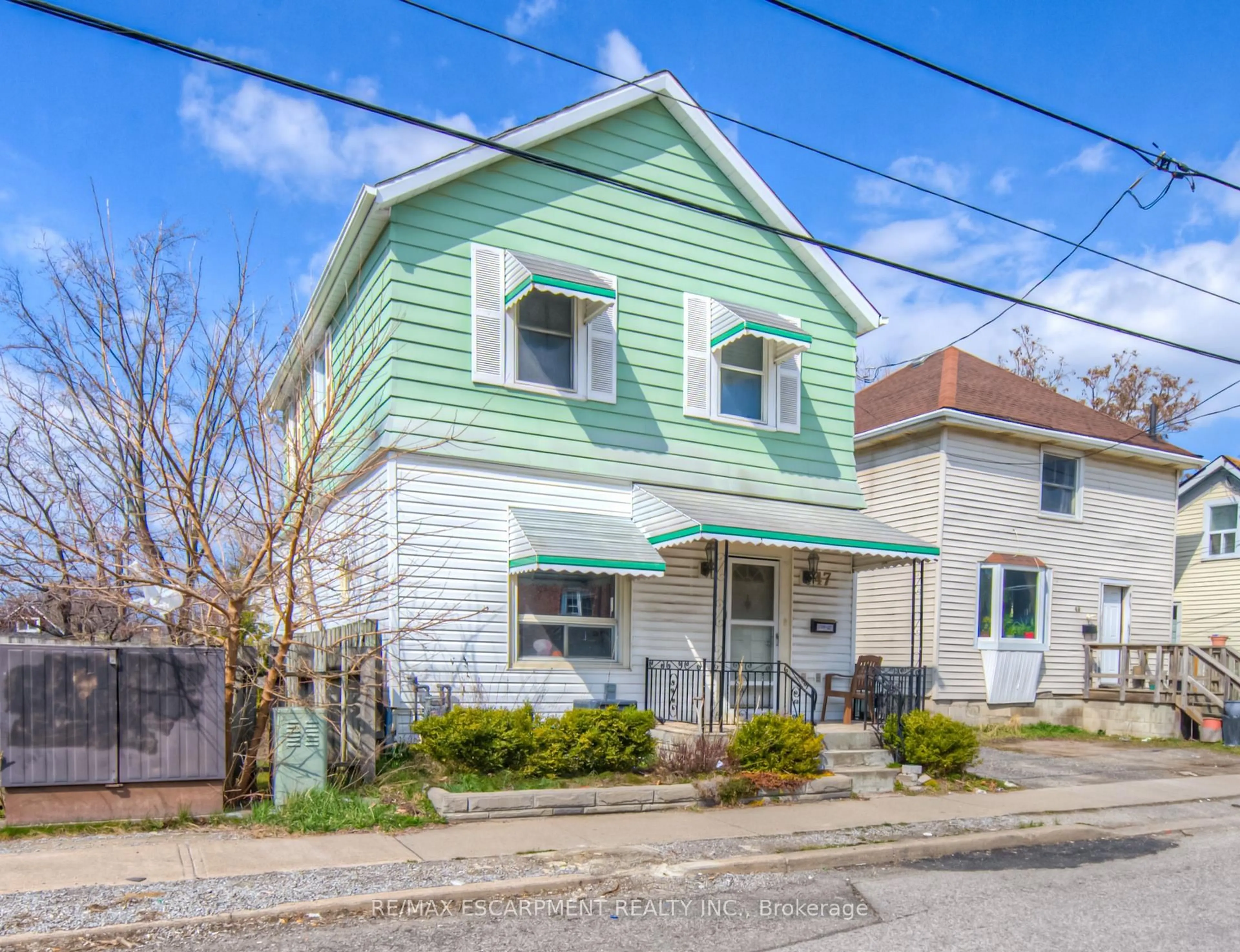 Home with vinyl exterior material, street for 47 North St, St. Catharines Ontario L2R 2S3