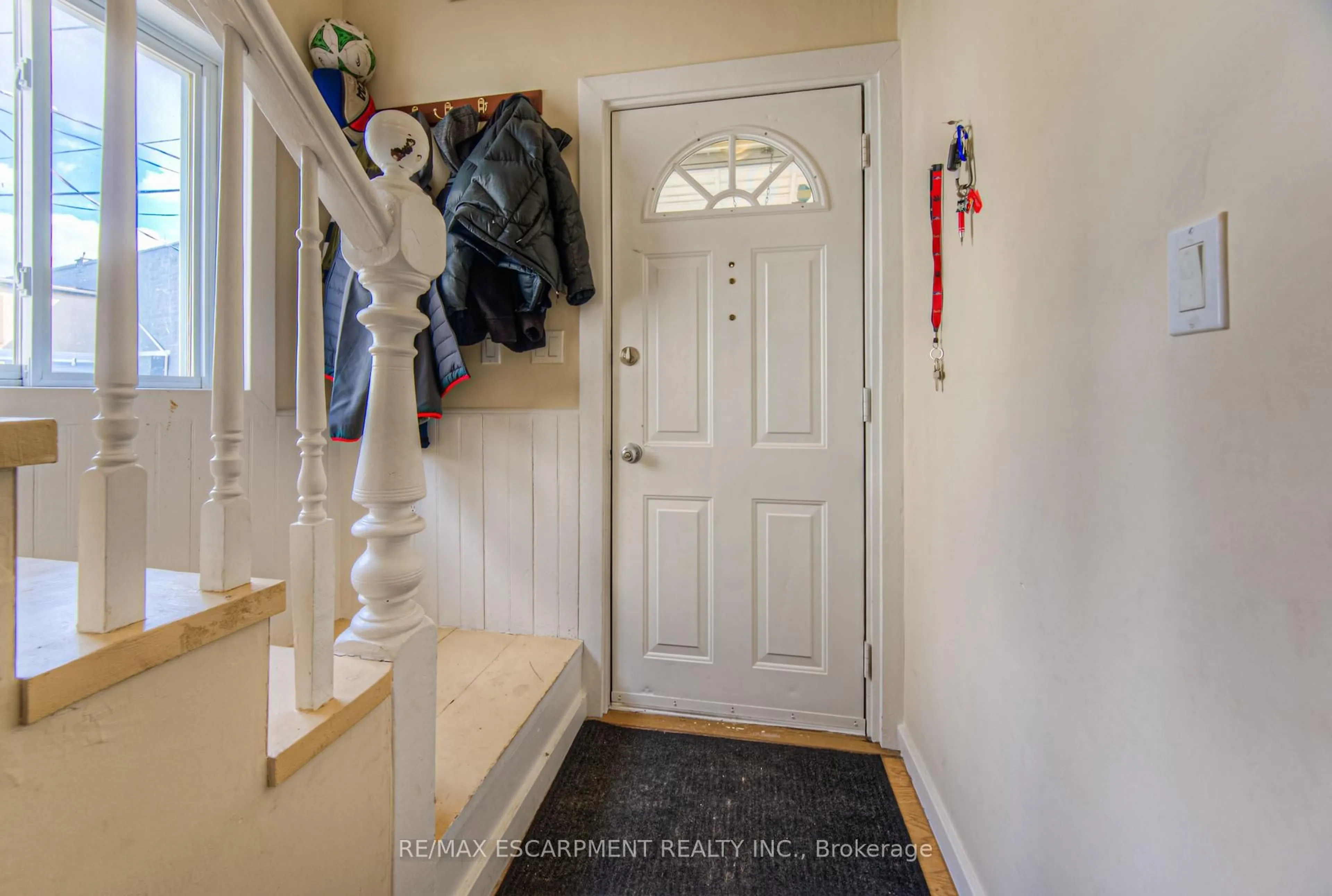 Indoor entryway for 47 North St, St. Catharines Ontario L2R 2S3