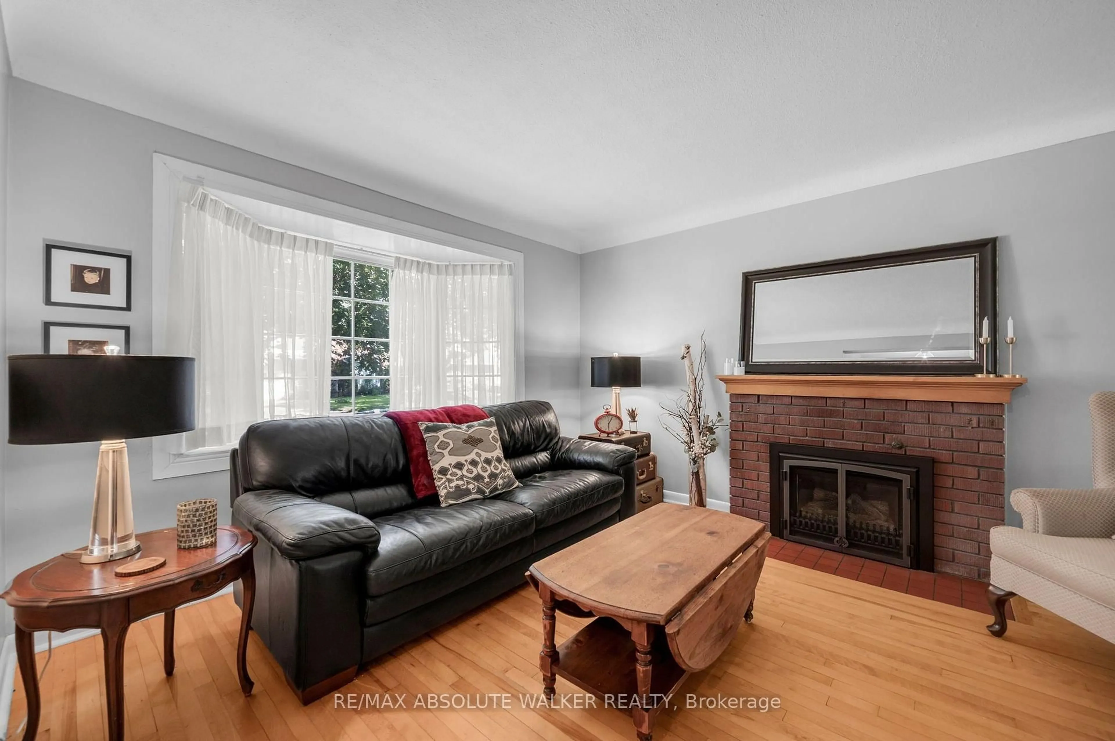Living room with furniture, wood/laminate floor for 818 Colson Ave, Ottawa Ontario K1G 1R7